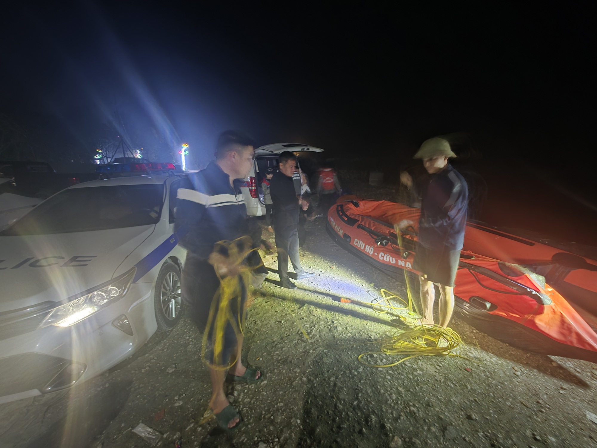 Lặn sâu 12m trong nước lạnh tìm kiếm 6 nạn nhân mất tích vụ lật tàu trên hồ Thác Bà- Ảnh 1. Lặn sâu 12m trong nước lạnh tìm kiếm 6 nạn nhân mất tích vụ lật tàu trên hồ Thác Bà- Ảnh 1.