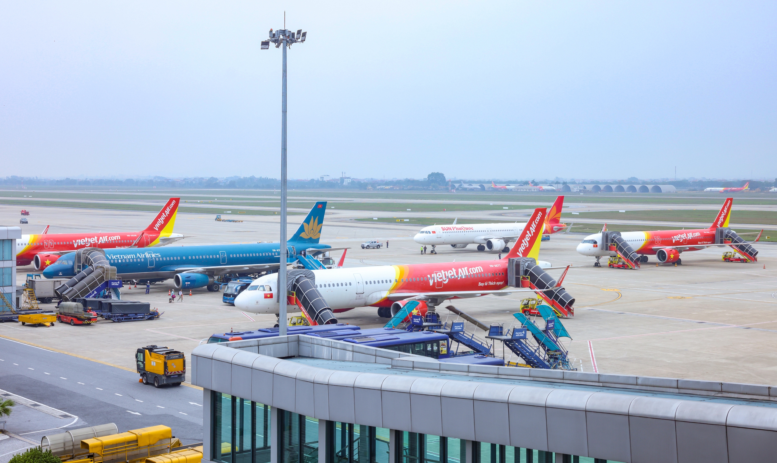 Gần 114.000 lượt kh&aacute;ch qua s&acirc;n bay Nội B&agrave;i trong ng&agrave;y m&ugrave;ng 5 Tết- Ảnh 10.