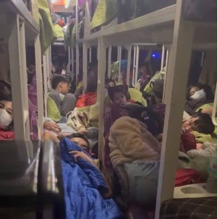 Đ&agrave; Nẵng: Xe kh&aacute;ch giường nằm 43 chỗ nhồi nh&eacute;t 60 người bị phạt đến 127 triệu đồng- Ảnh 1.