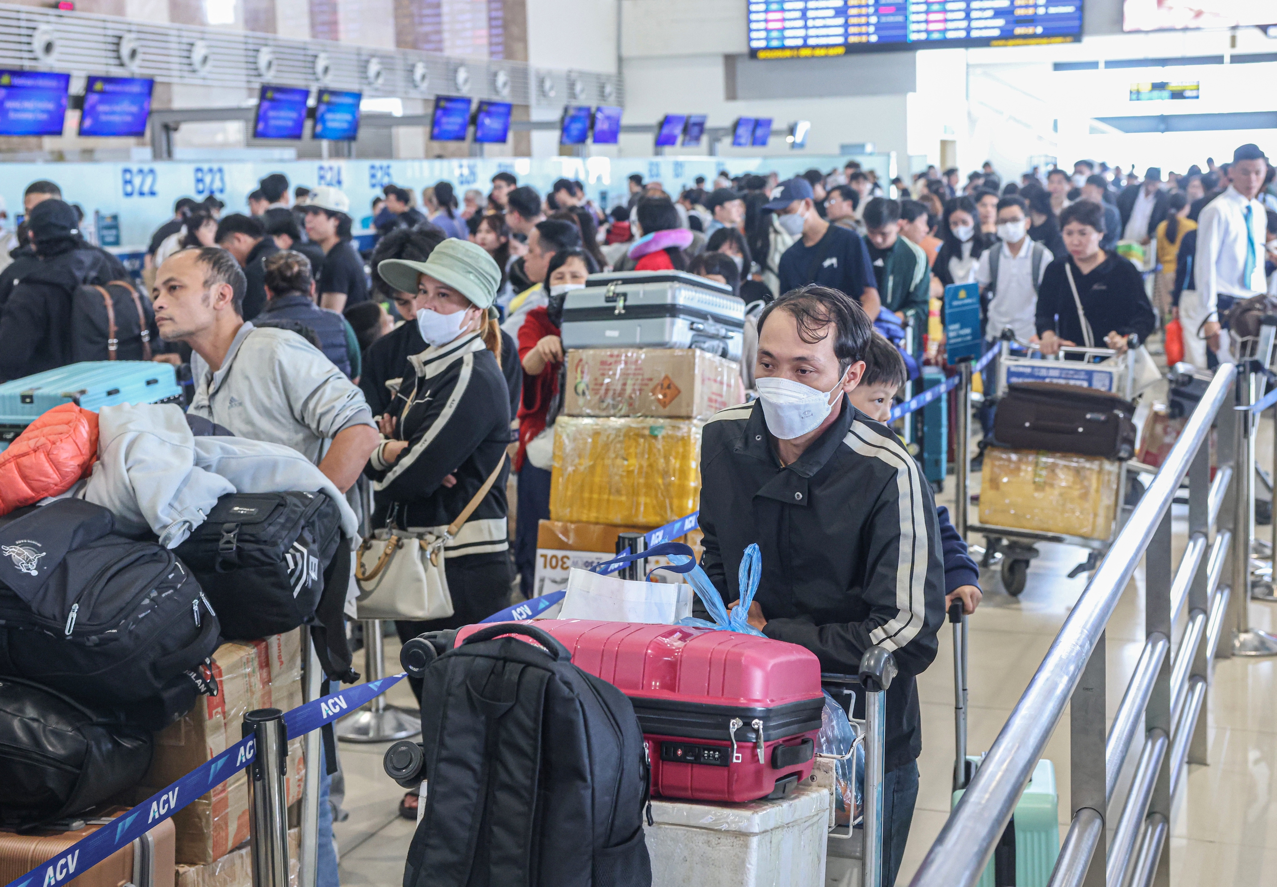 Gần 114.000 lượt kh&aacute;ch qua s&acirc;n bay Nội B&agrave;i trong ng&agrave;y m&ugrave;ng 5 Tết- Ảnh 4.