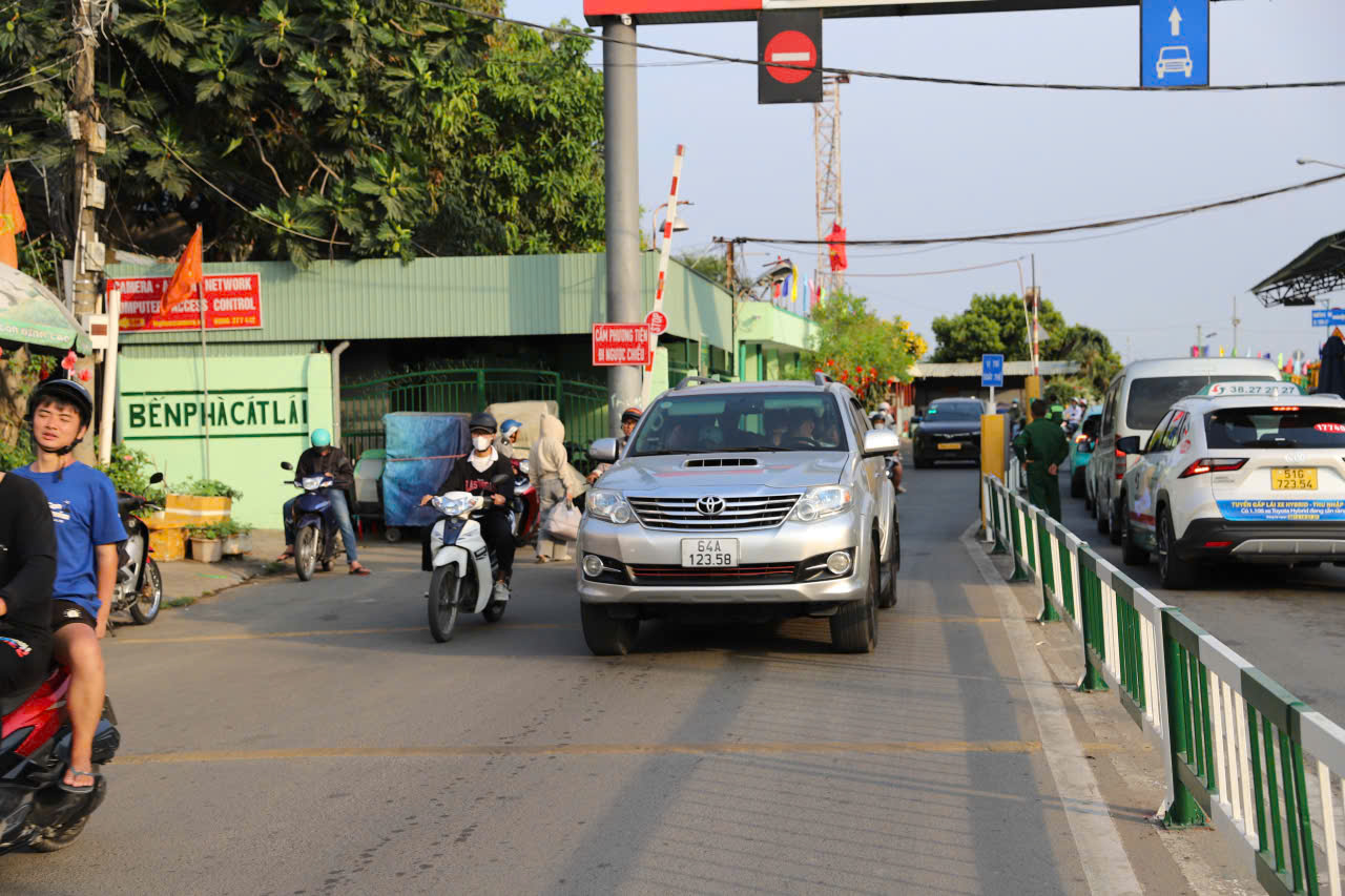 Người dân đổ về TP.HCM sau kỳ nghỉ Tết, cửa ngõ đông đúc chiều mùng 5- Ảnh 12. Người dân đổ về TP.HCM sau kỳ nghỉ Tết, cửa ngõ đông đúc chiều mùng 5- Ảnh 12.