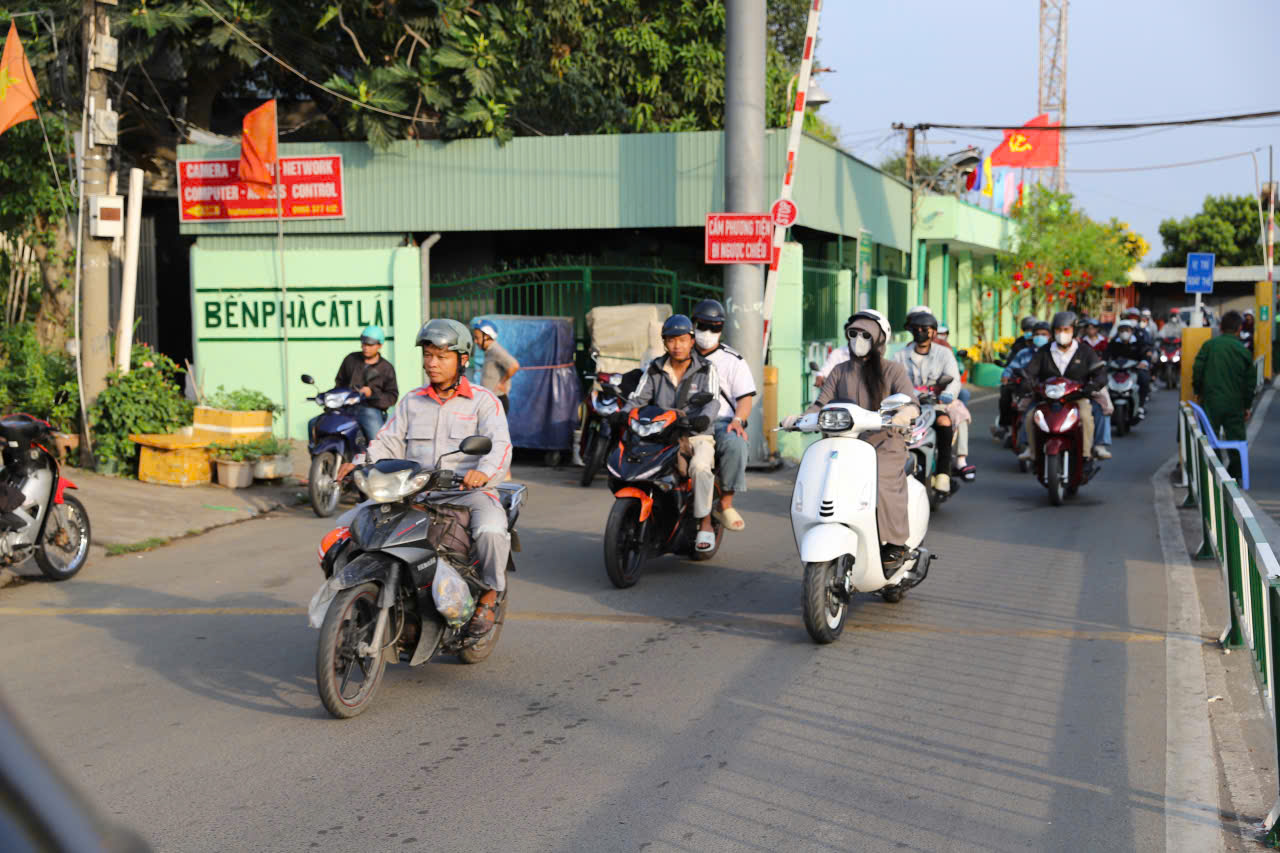 Người dân đổ về TP.HCM sau kỳ nghỉ Tết, cửa ngõ đông đúc chiều mùng 5- Ảnh 10. Người dân đổ về TP.HCM sau kỳ nghỉ Tết, cửa ngõ đông đúc chiều mùng 5- Ảnh 10.