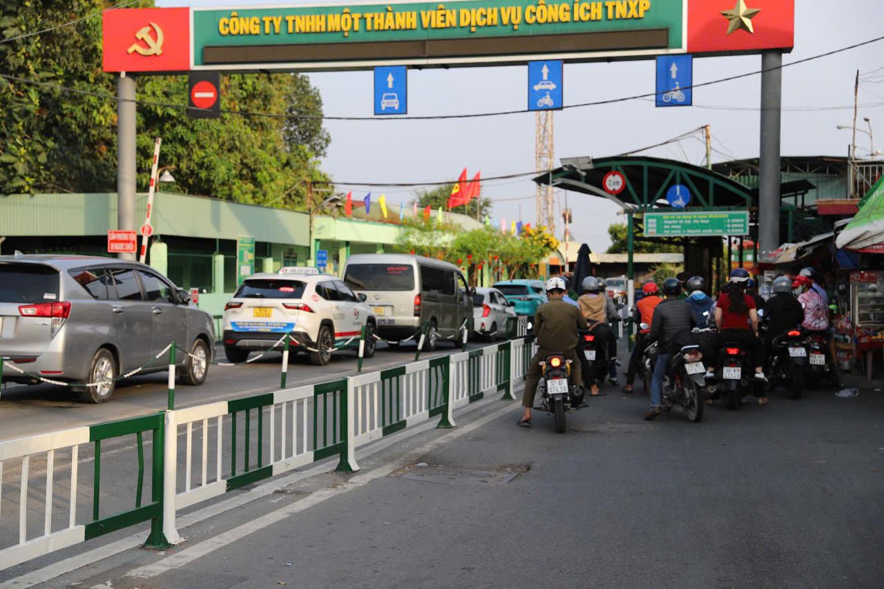Người dân đổ về TP.HCM sau kỳ nghỉ Tết, cửa ngõ đông đúc chiều mùng 5- Ảnh 11. Người dân đổ về TP.HCM sau kỳ nghỉ Tết, cửa ngõ đông đúc chiều mùng 5- Ảnh 11.