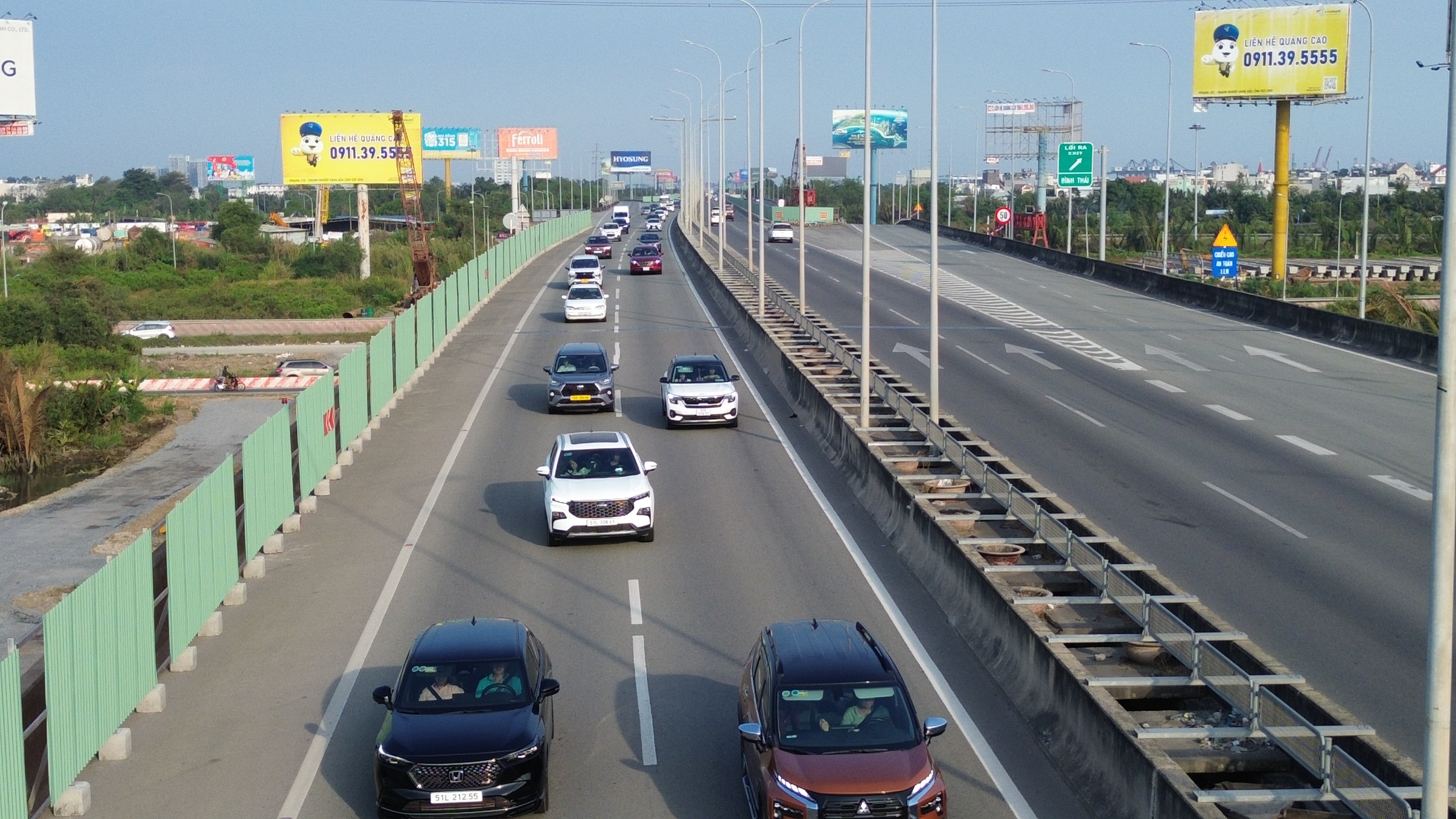 Người dân đổ về TP.HCM sau kỳ nghỉ Tết, cửa ngõ đông đúc chiều mùng 5- Ảnh 9. Người dân đổ về TP.HCM sau kỳ nghỉ Tết, cửa ngõ đông đúc chiều mùng 5- Ảnh 9.