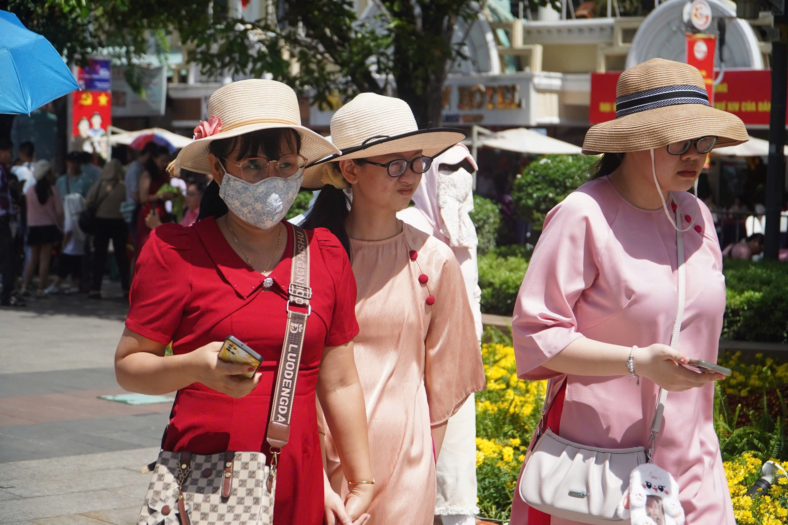 TP.HCM: Các điểm vui chơi, nhà ga metro đông nghẹt ngày mùng 5 Tết- Ảnh 15. TP.HCM: Các điểm vui chơi, nhà ga metro đông nghẹt ngày mùng 5 Tết- Ảnh 15.