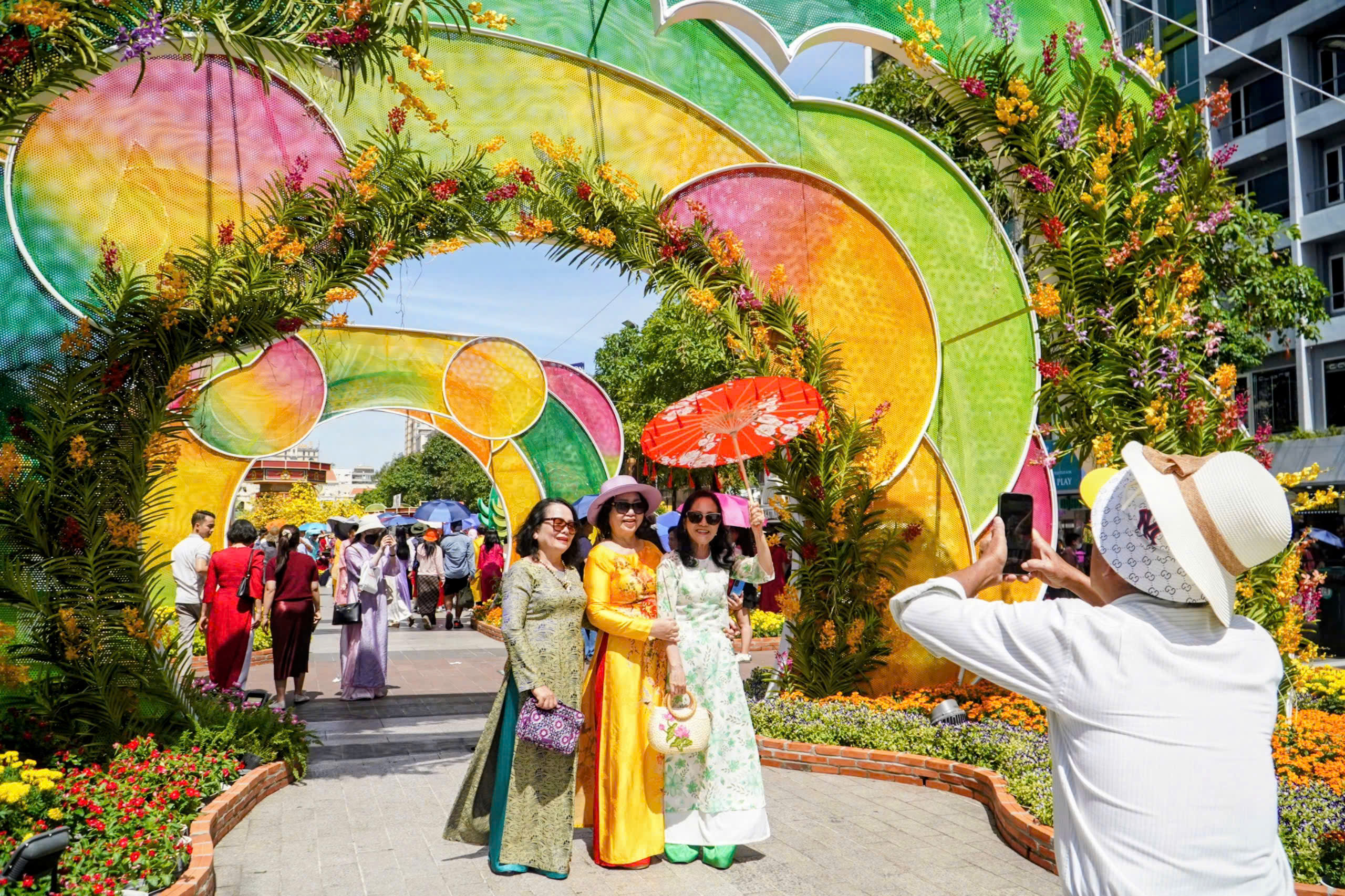 TP.HCM: Các điểm vui chơi, nhà ga metro đông nghẹt ngày mùng 5 Tết- Ảnh 12. TP.HCM: Các điểm vui chơi, nhà ga metro đông nghẹt ngày mùng 5 Tết- Ảnh 12.