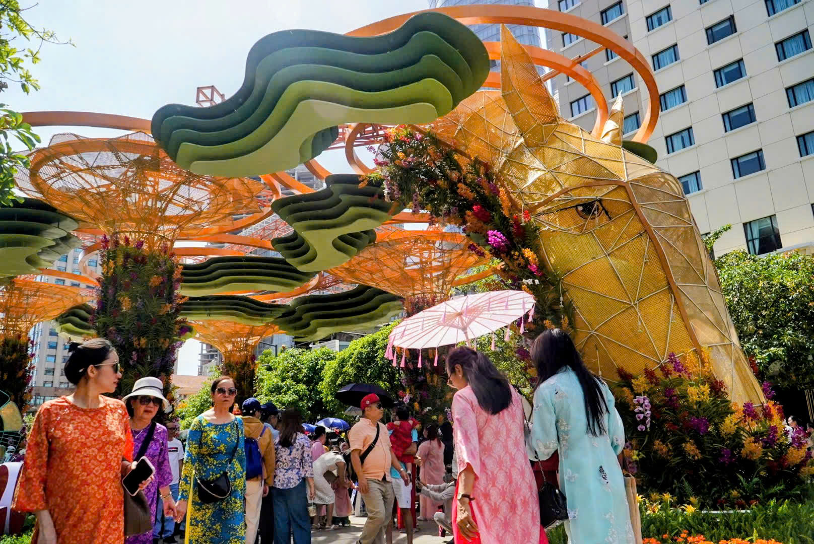 Đường hoa Nguyễn Huệ 2026 h&uacute;t 1,8 triệu lượt kh&aacute;ch, trải nghiệm ng&agrave;y - đ&ecirc;m g&acirc;y ấn tượng- Ảnh 2.