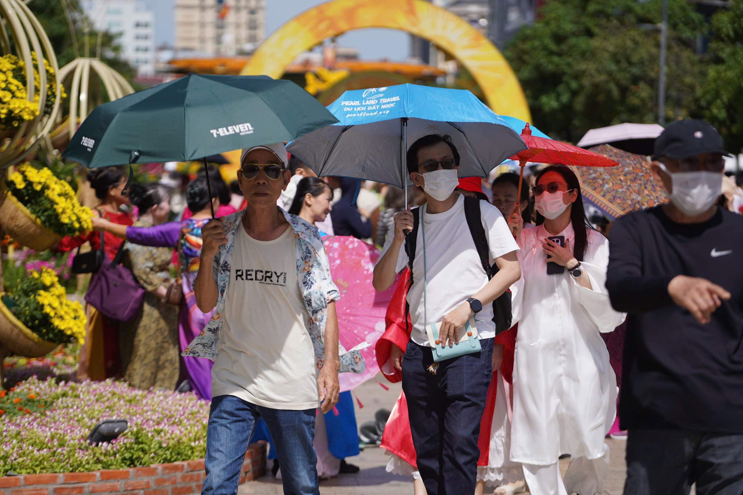 TP.HCM: Các điểm vui chơi, nhà ga metro đông nghẹt ngày mùng 5 Tết- Ảnh 16. TP.HCM: Các điểm vui chơi, nhà ga metro đông nghẹt ngày mùng 5 Tết- Ảnh 16.