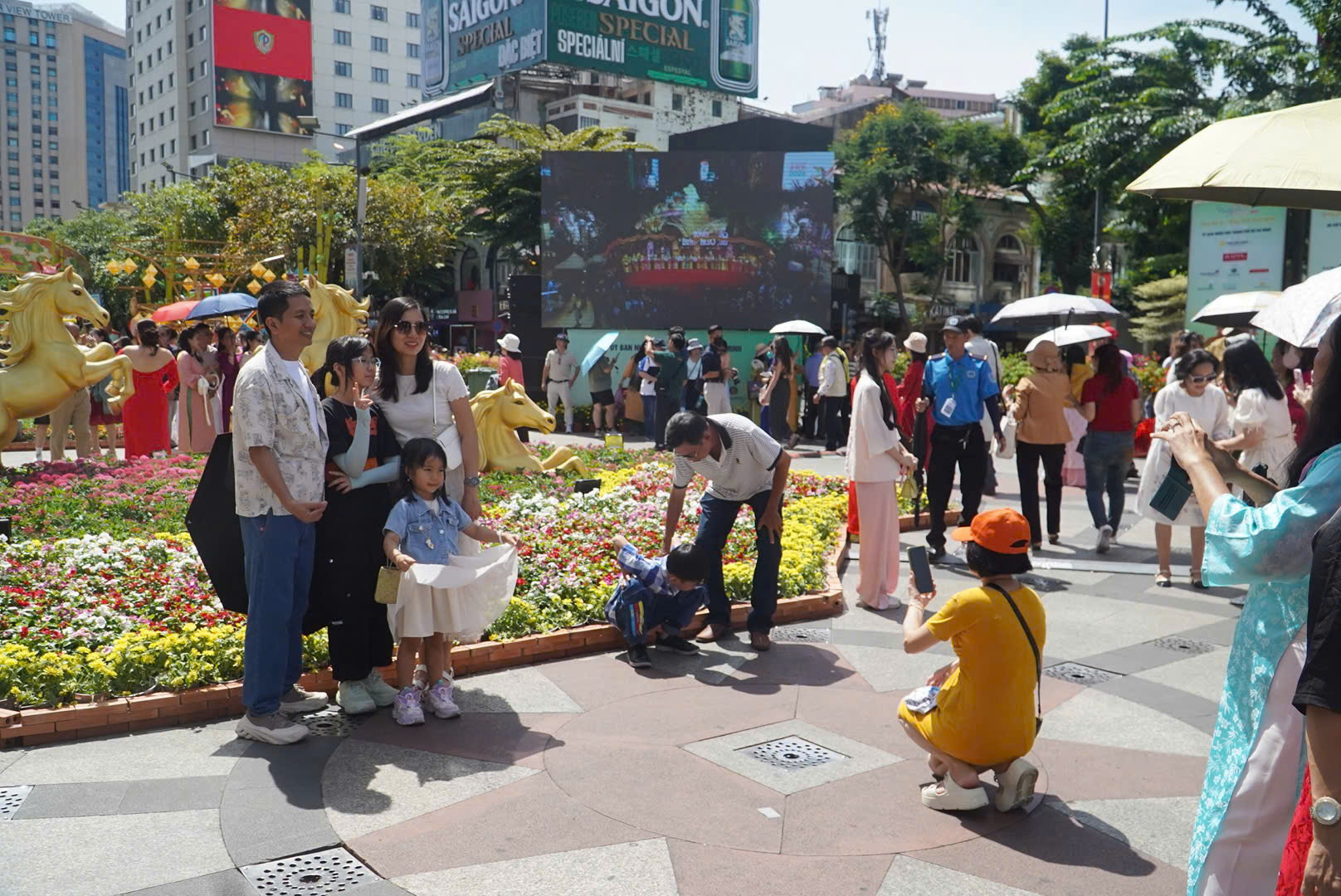 TP.HCM: Các điểm vui chơi, nhà ga metro đông nghẹt ngày mùng 5 Tết- Ảnh 14. TP.HCM: Các điểm vui chơi, nhà ga metro đông nghẹt ngày mùng 5 Tết- Ảnh 14.