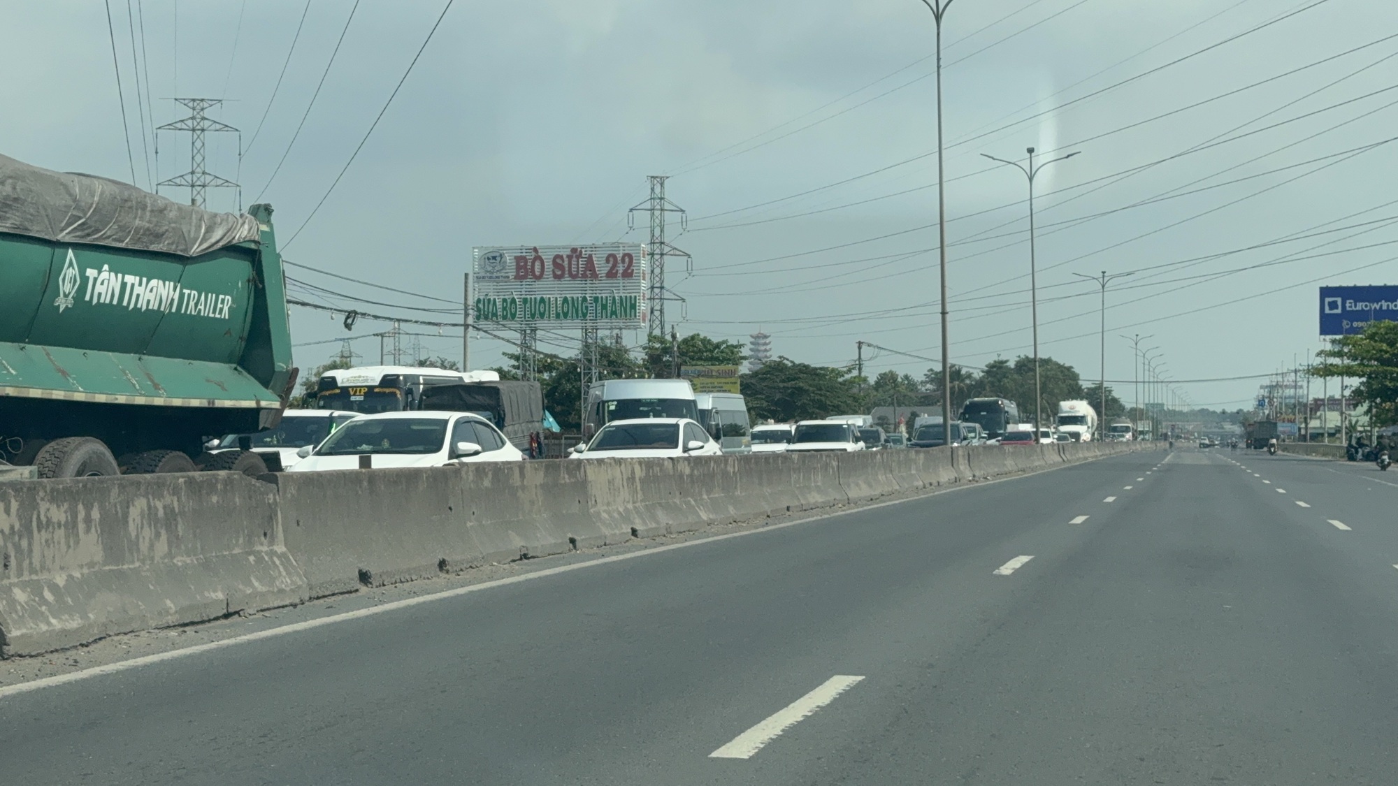 D&ograve;ng xe từ biển trở lại th&agrave;nh phố, cửa ng&otilde; Đồng Nai &ugrave;n ứ m&ugrave;ng 5 Tết- Ảnh 3.