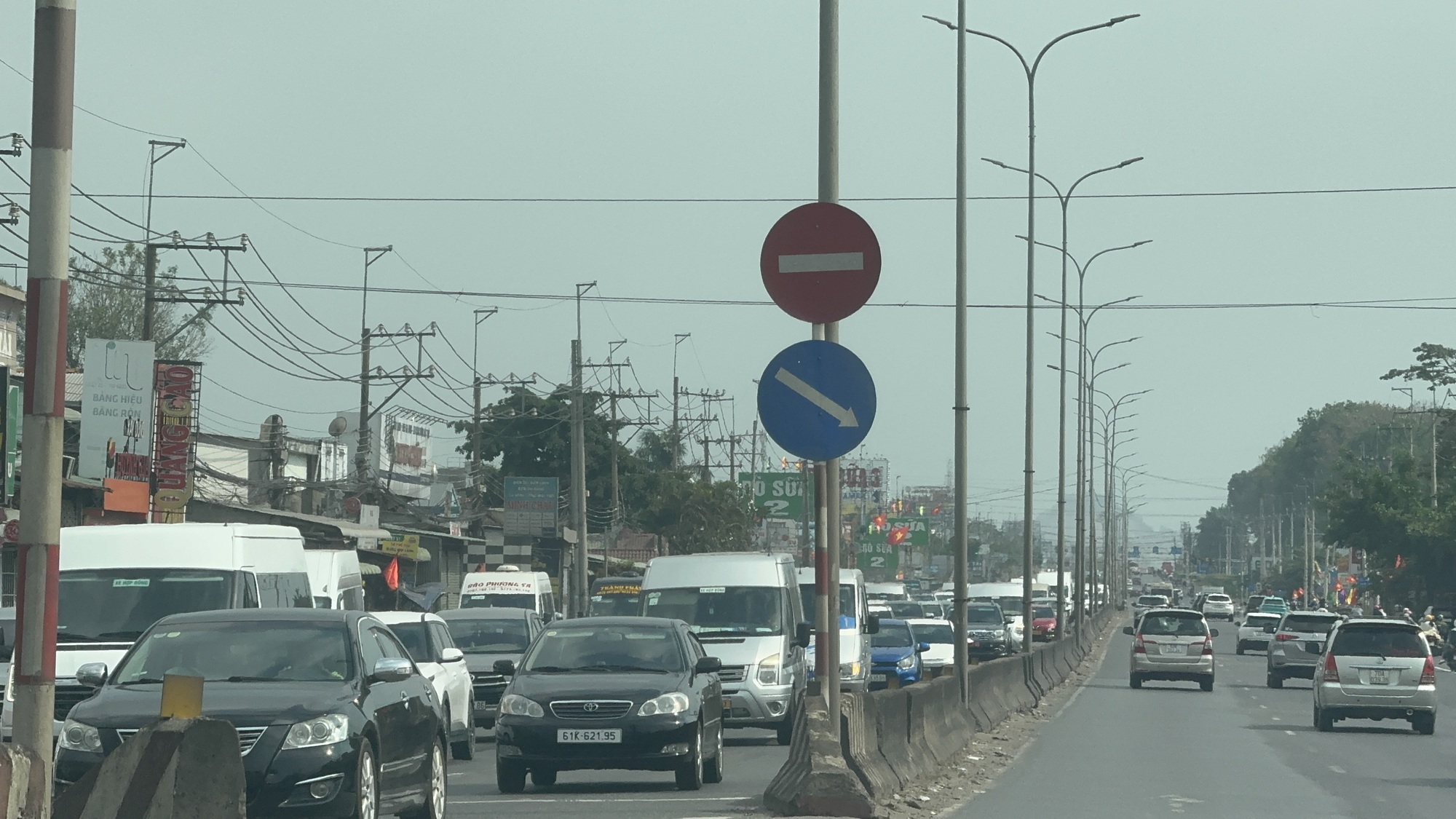 D&ograve;ng xe từ biển trở lại th&agrave;nh phố, cửa ng&otilde; Đồng Nai &ugrave;n ứ m&ugrave;ng 5 Tết- Ảnh 4.