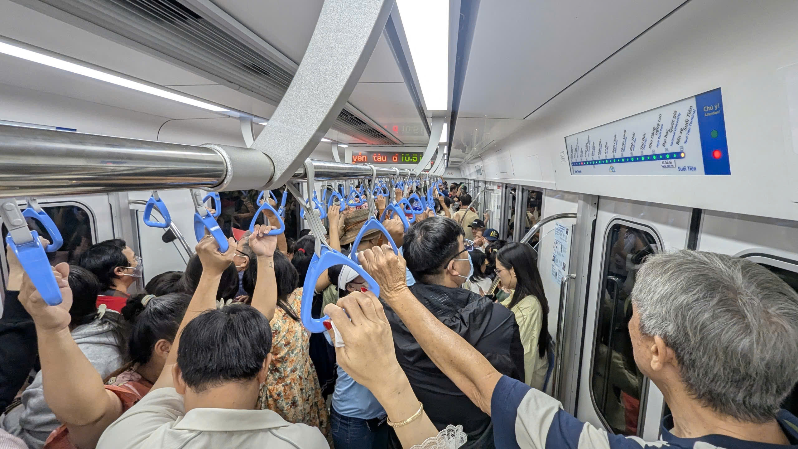 TP.HCM: Các điểm vui chơi, nhà ga metro đông nghẹt ngày mùng 5 Tết- Ảnh 20. TP.HCM: Các điểm vui chơi, nhà ga metro đông nghẹt ngày mùng 5 Tết- Ảnh 20.