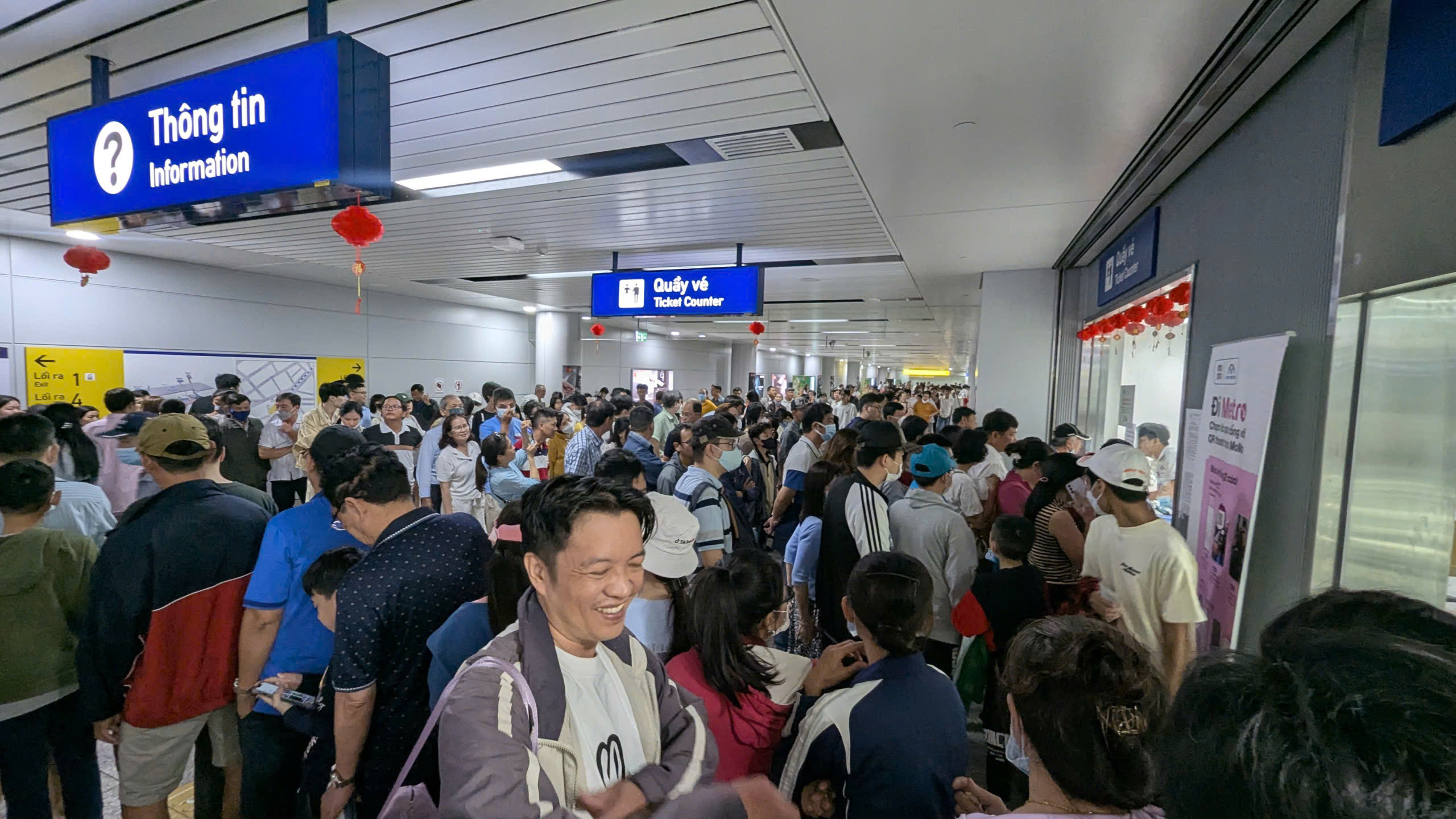 TP.HCM: Các điểm vui chơi, nhà ga metro đông nghẹt ngày mùng 5 Tết- Ảnh 21. TP.HCM: Các điểm vui chơi, nhà ga metro đông nghẹt ngày mùng 5 Tết- Ảnh 21.