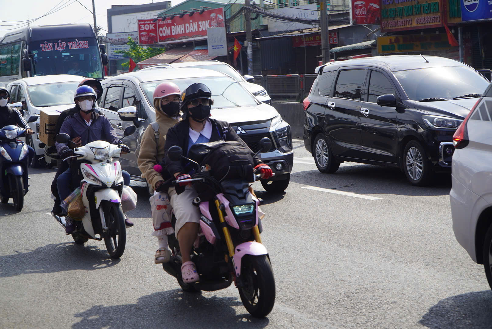 Người dân đổ về TP.HCM sau kỳ nghỉ Tết, cửa ngõ đông đúc chiều mùng 5- Ảnh 2. Người dân đổ về TP.HCM sau kỳ nghỉ Tết, cửa ngõ đông đúc chiều mùng 5- Ảnh 2.