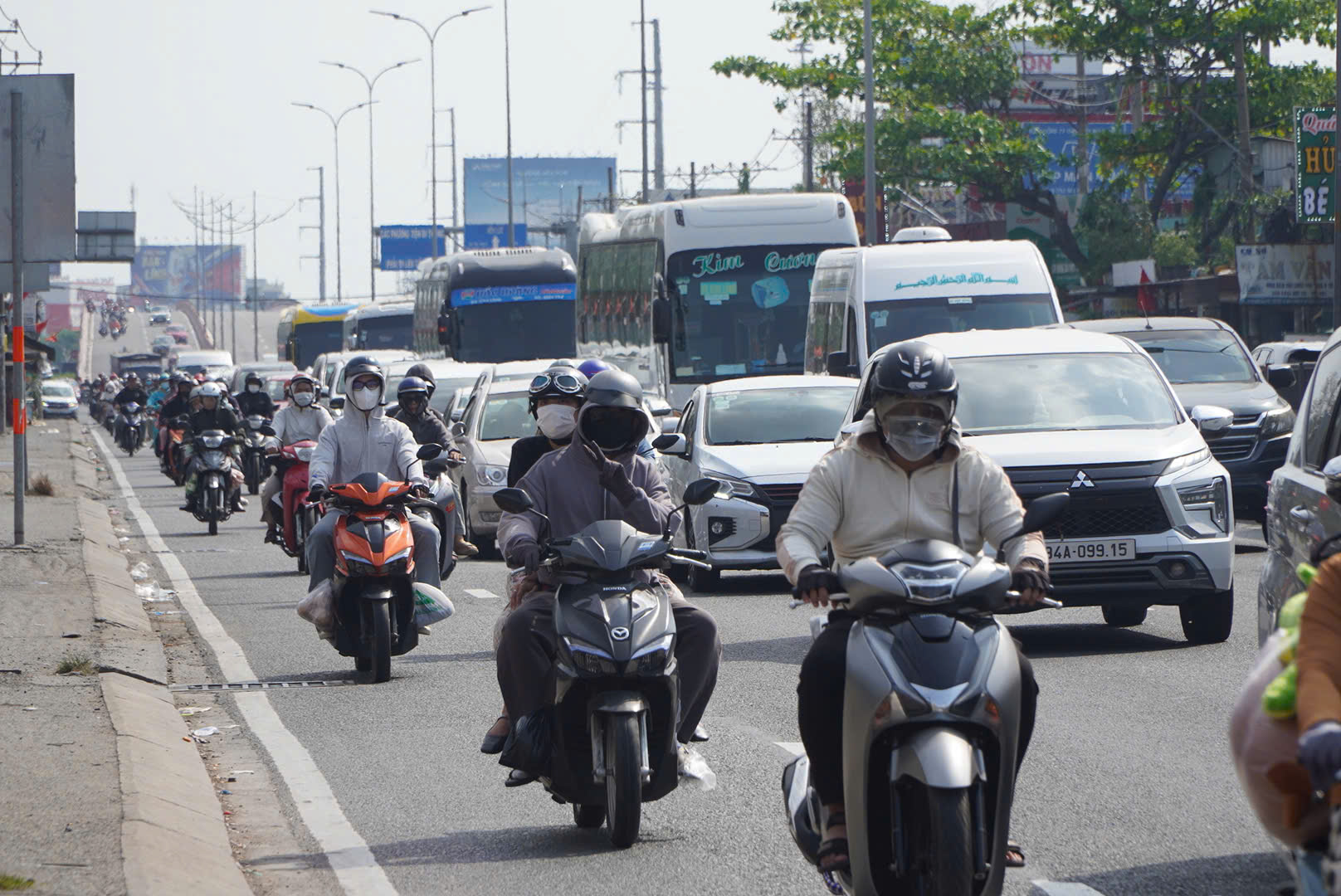 Người dân đổ về TP.HCM sau kỳ nghỉ Tết, cửa ngõ đông đúc chiều mùng 5- Ảnh 16. Người dân đổ về TP.HCM sau kỳ nghỉ Tết, cửa ngõ đông đúc chiều mùng 5- Ảnh 16.