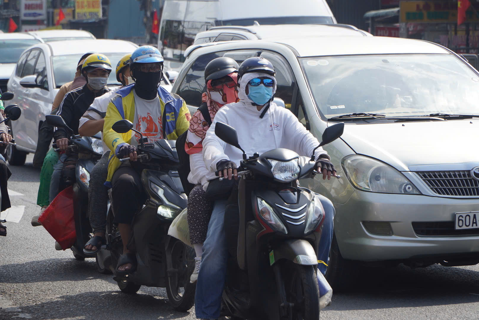 Người dân đổ về TP.HCM sau kỳ nghỉ Tết, cửa ngõ đông đúc chiều mùng 5- Ảnh 1. Người dân đổ về TP.HCM sau kỳ nghỉ Tết, cửa ngõ đông đúc chiều mùng 5- Ảnh 1.