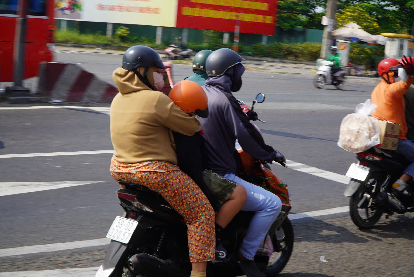 Người dân đổ về TP.HCM sau kỳ nghỉ Tết, cửa ngõ đông đúc chiều mùng 5- Ảnh 4. Người dân đổ về TP.HCM sau kỳ nghỉ Tết, cửa ngõ đông đúc chiều mùng 5- Ảnh 4.