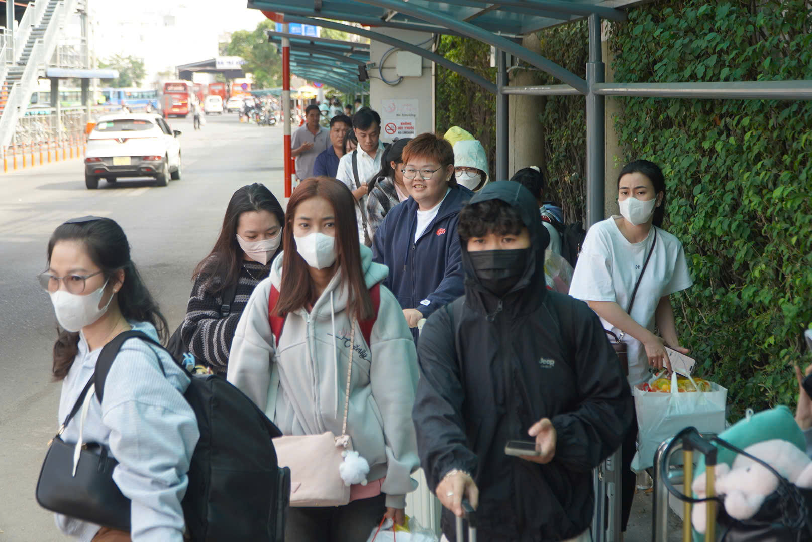 Người dân đổ về TP.HCM sau kỳ nghỉ Tết, cửa ngõ đông đúc chiều mùng 5- Ảnh 7. Người dân đổ về TP.HCM sau kỳ nghỉ Tết, cửa ngõ đông đúc chiều mùng 5- Ảnh 7.