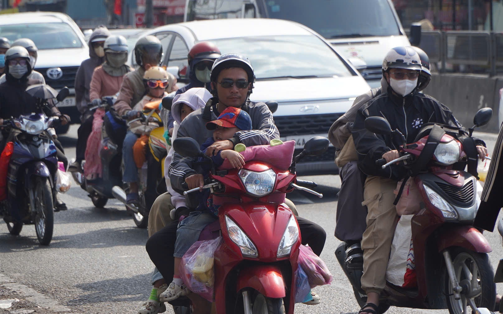 Khách qua sân bay Tân Sơn Nhất đông kỷ lục ngày cuối nghỉ Tết- Ảnh 4. Người dân đổ về TP.HCM sau kỳ nghỉ Tết, cửa ngõ đông đúc chiều mùng 5