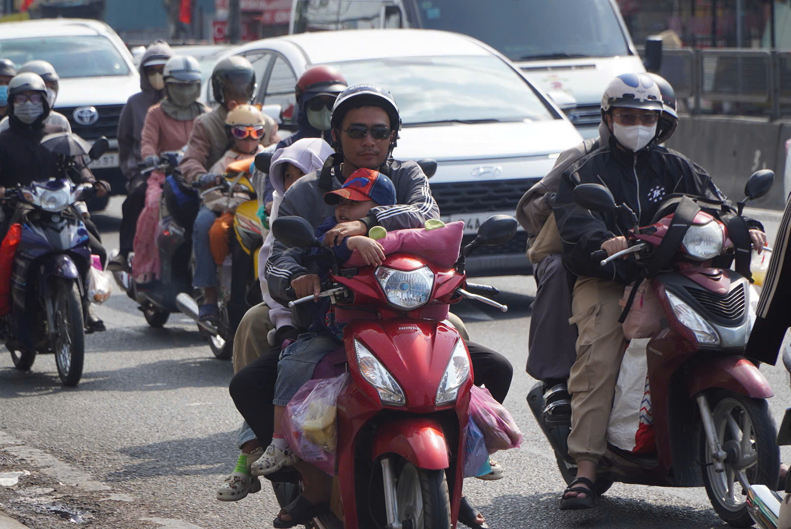 Người dân đổ về TP.HCM sau kỳ nghỉ Tết, cửa ngõ đông đúc chiều mùng 5- Ảnh 3. Người dân đổ về TP.HCM sau kỳ nghỉ Tết, cửa ngõ đông đúc chiều mùng 5- Ảnh 3.