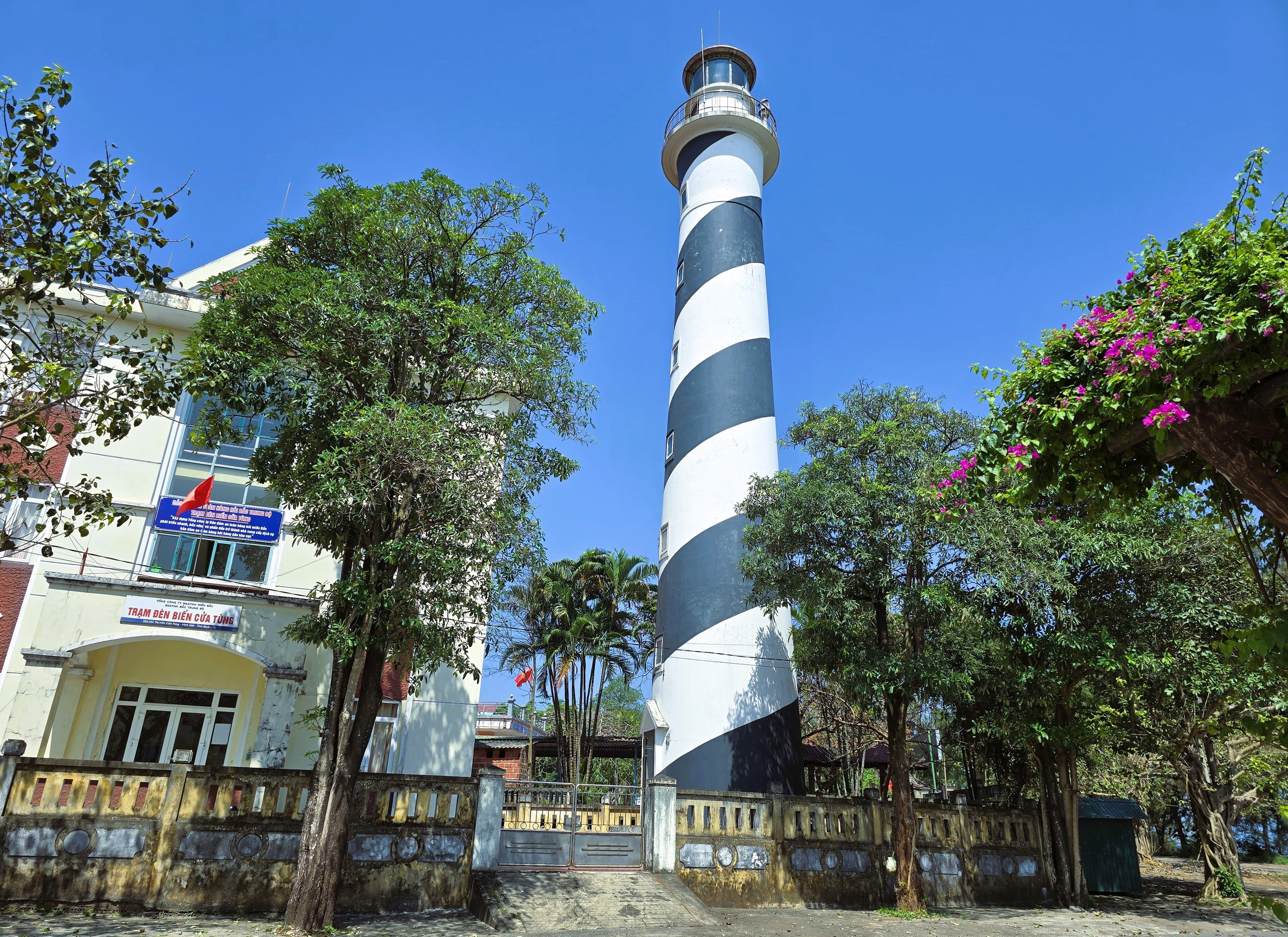 Ngắm những ngọn hải đăng h&igrave;nh hộp, h&igrave;nh &ldquo;ống kh&oacute;i&rdquo; độc đ&aacute;o ở Quảng Trị- Ảnh 6.