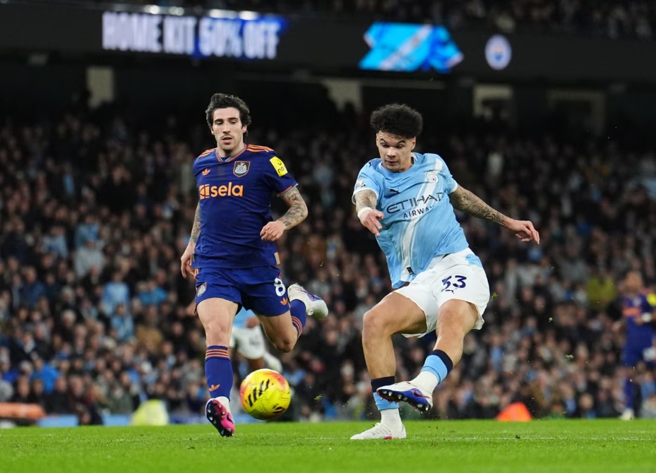 Đánh bại Newcastle, Man City rút ngắn cách biệt với Arsenal- Ảnh 1. Đánh bại Newcastle, Man City rút ngắn cách biệt với Arsenal- Ảnh 1.