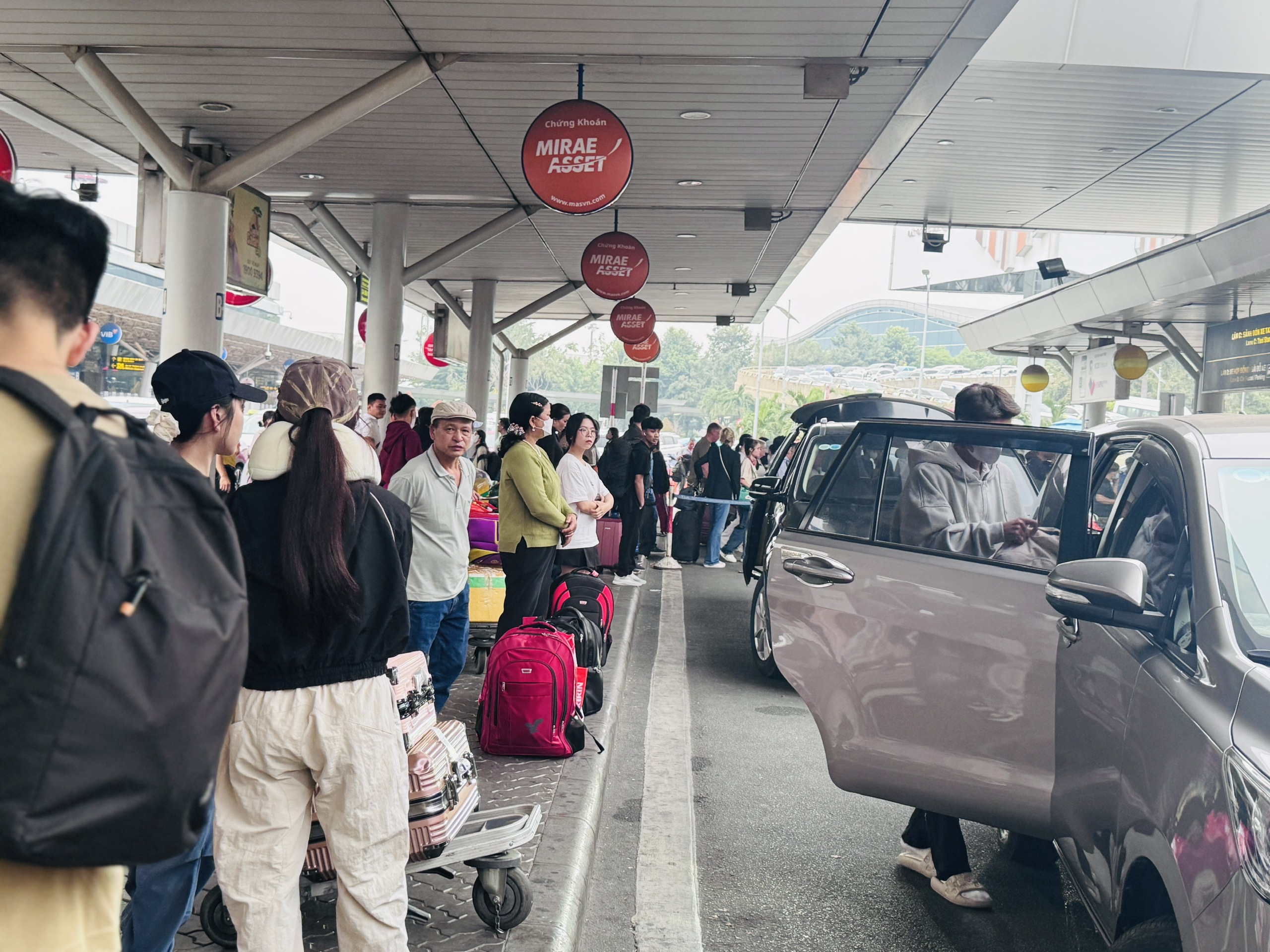 Người dân đổ về TP.HCM sau kỳ nghỉ Tết, cửa ngõ đông đúc chiều mùng 5- Ảnh 13. Người dân đổ về TP.HCM sau kỳ nghỉ Tết, cửa ngõ đông đúc chiều mùng 5- Ảnh 13.