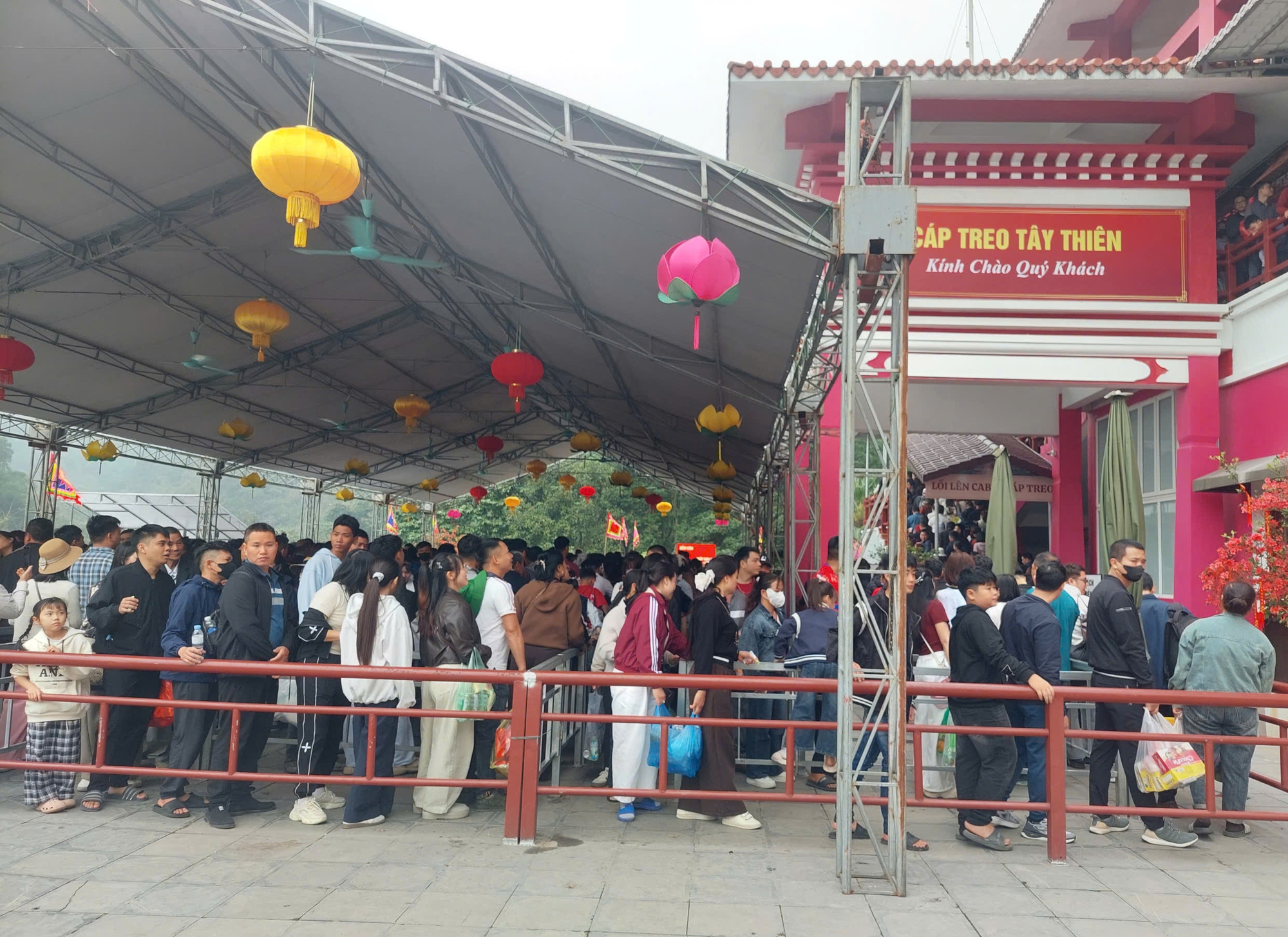 Phú Thọ: Tây Thiên đón gần 8 vạn lượt du khách đầu xuân 2026- Ảnh 5. Phú Thọ: Tây Thiên đón gần 8 vạn lượt du khách đầu xuân 2026- Ảnh 5.