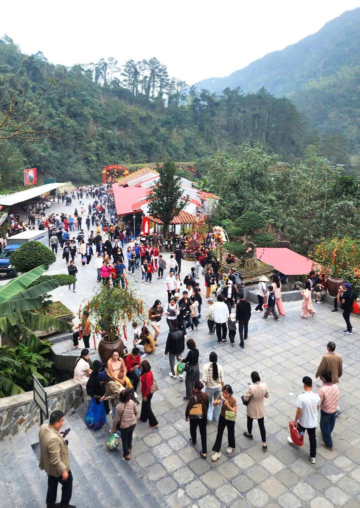 Phú Thọ: Tây Thiên đón gần 8 vạn lượt du khách đầu xuân 2026- Ảnh 2. Phú Thọ: Tây Thiên đón gần 8 vạn lượt du khách đầu xuân 2026- Ảnh 2.