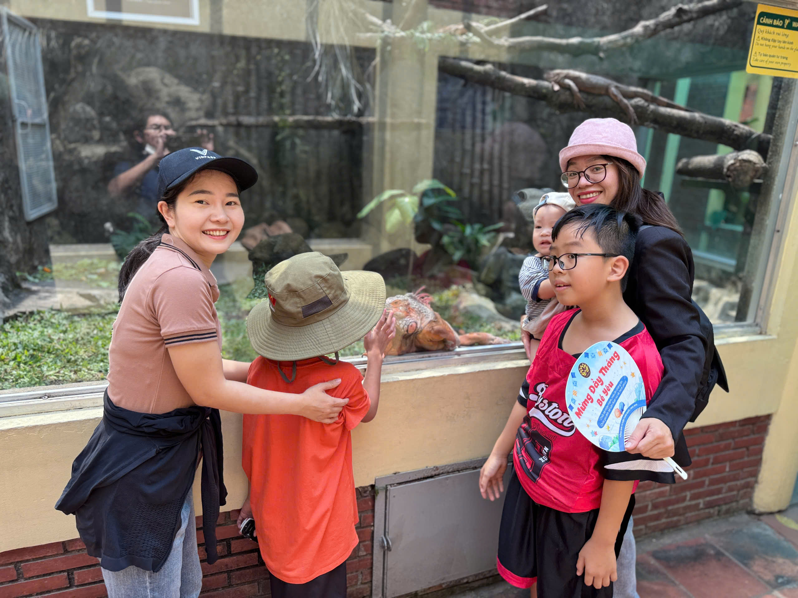 TP.HCM: Các điểm vui chơi, nhà ga metro đông nghẹt ngày mùng 5 Tết- Ảnh 4. TP.HCM: Các điểm vui chơi, nhà ga metro đông nghẹt ngày mùng 5 Tết- Ảnh 4.