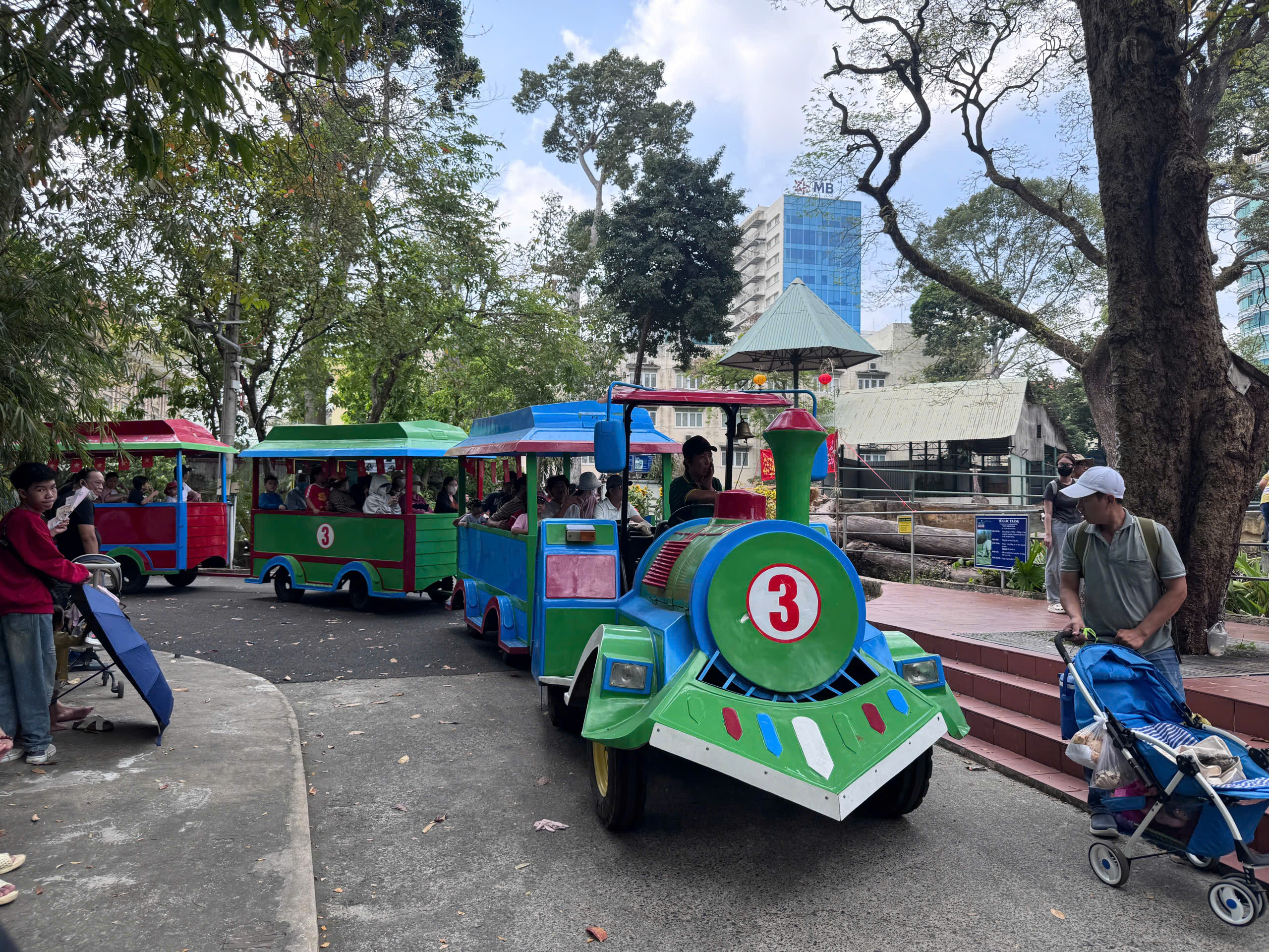 TP.HCM: Các điểm vui chơi, nhà ga metro đông nghẹt ngày mùng 5 Tết- Ảnh 9. TP.HCM: Các điểm vui chơi, nhà ga metro đông nghẹt ngày mùng 5 Tết- Ảnh 9.