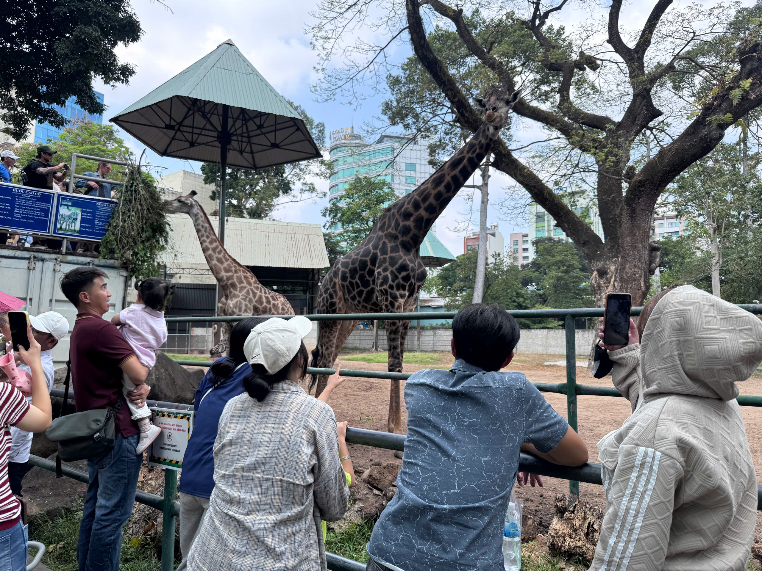 TP.HCM: Các điểm vui chơi, nhà ga metro đông nghẹt ngày mùng 5 Tết- Ảnh 2. TP.HCM: Các điểm vui chơi, nhà ga metro đông nghẹt ngày mùng 5 Tết- Ảnh 2.