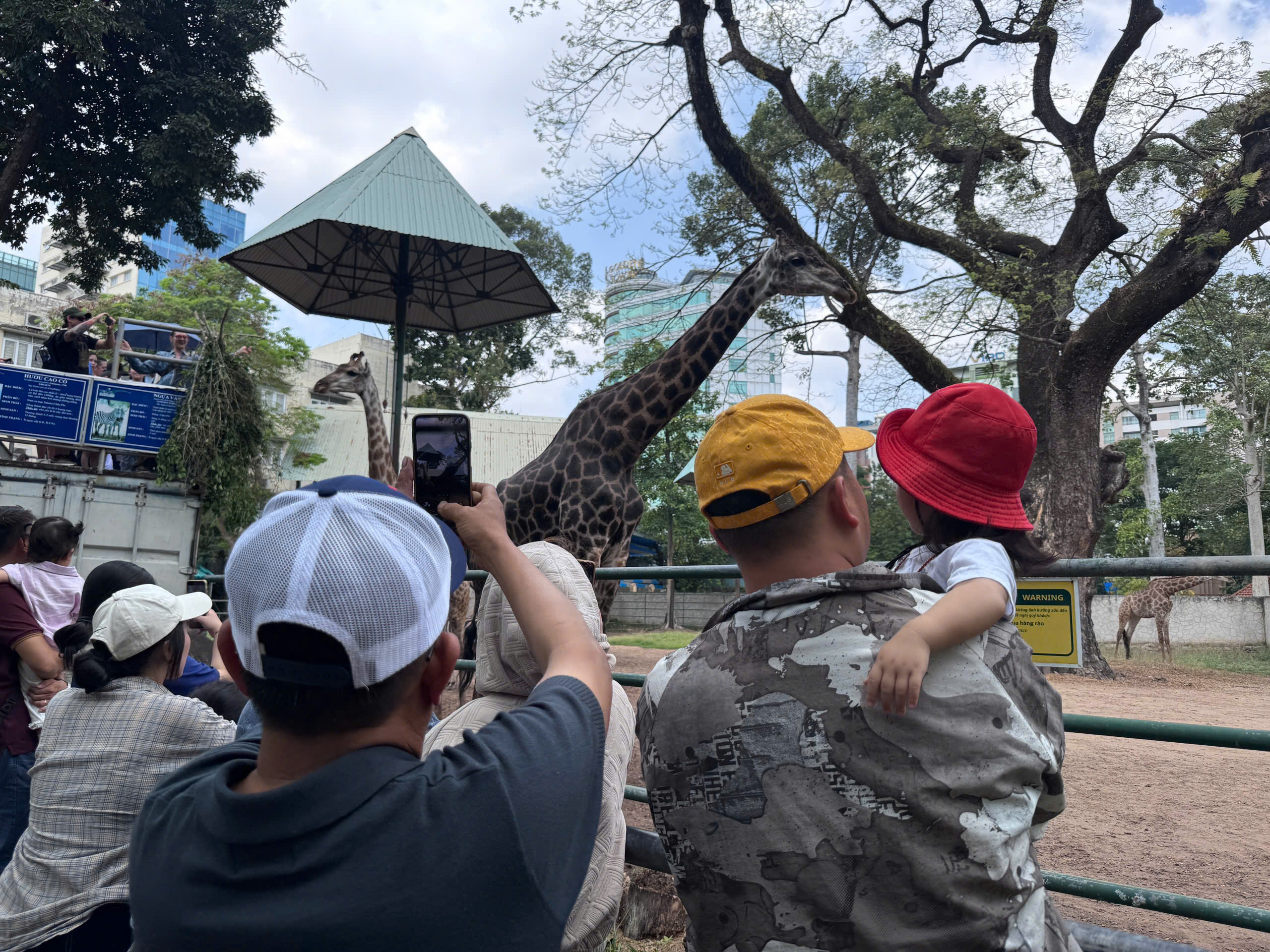 TP.HCM: Các điểm vui chơi, nhà ga metro đông nghẹt ngày mùng 5 Tết- Ảnh 10. TP.HCM: Các điểm vui chơi, nhà ga metro đông nghẹt ngày mùng 5 Tết- Ảnh 10.