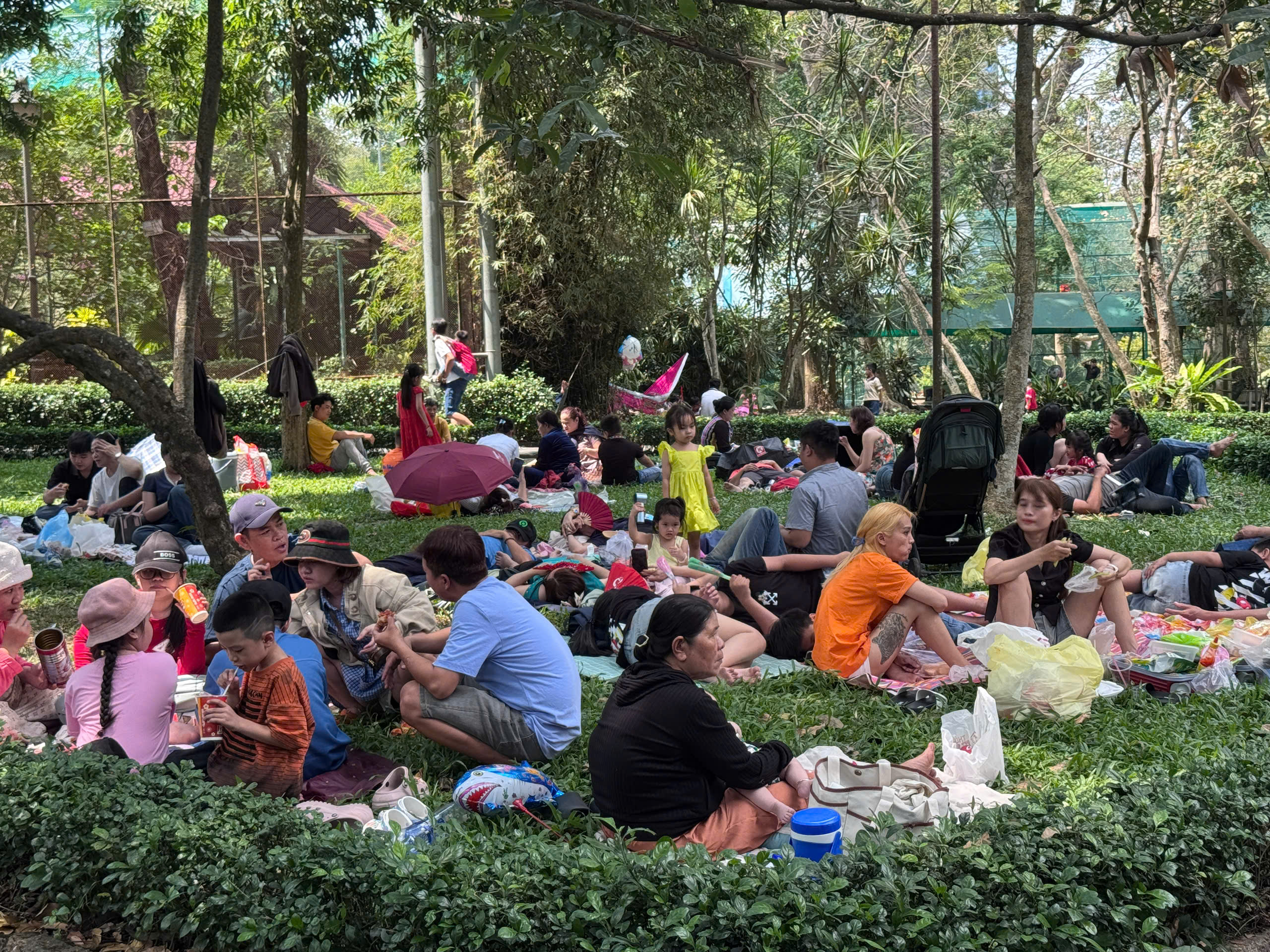 TP.HCM: Các điểm vui chơi, nhà ga metro đông nghẹt ngày mùng 5 Tết- Ảnh 7. TP.HCM: Các điểm vui chơi, nhà ga metro đông nghẹt ngày mùng 5 Tết- Ảnh 7.