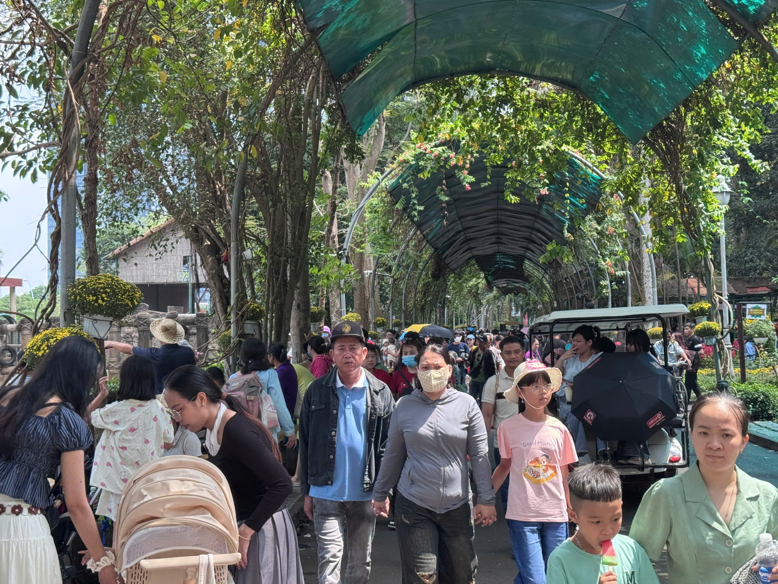 TP.HCM: Các điểm vui chơi, nhà ga metro đông nghẹt ngày mùng 5 Tết- Ảnh 3. TP.HCM: Các điểm vui chơi, nhà ga metro đông nghẹt ngày mùng 5 Tết- Ảnh 3.