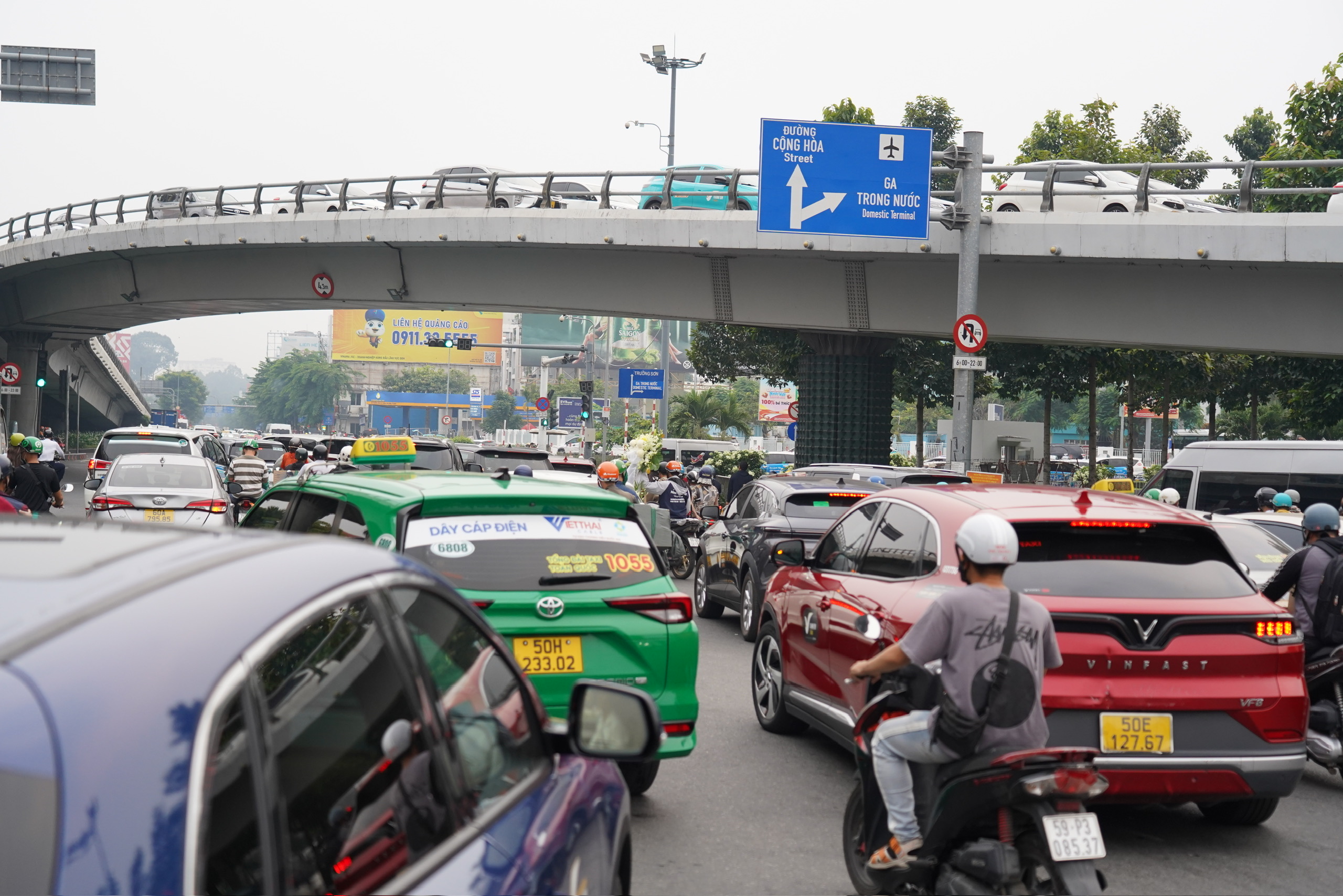 Người dân đổ về TP.HCM sau kỳ nghỉ Tết, cửa ngõ đông đúc chiều mùng 5- Ảnh 14. Người dân đổ về TP.HCM sau kỳ nghỉ Tết, cửa ngõ đông đúc chiều mùng 5- Ảnh 14.