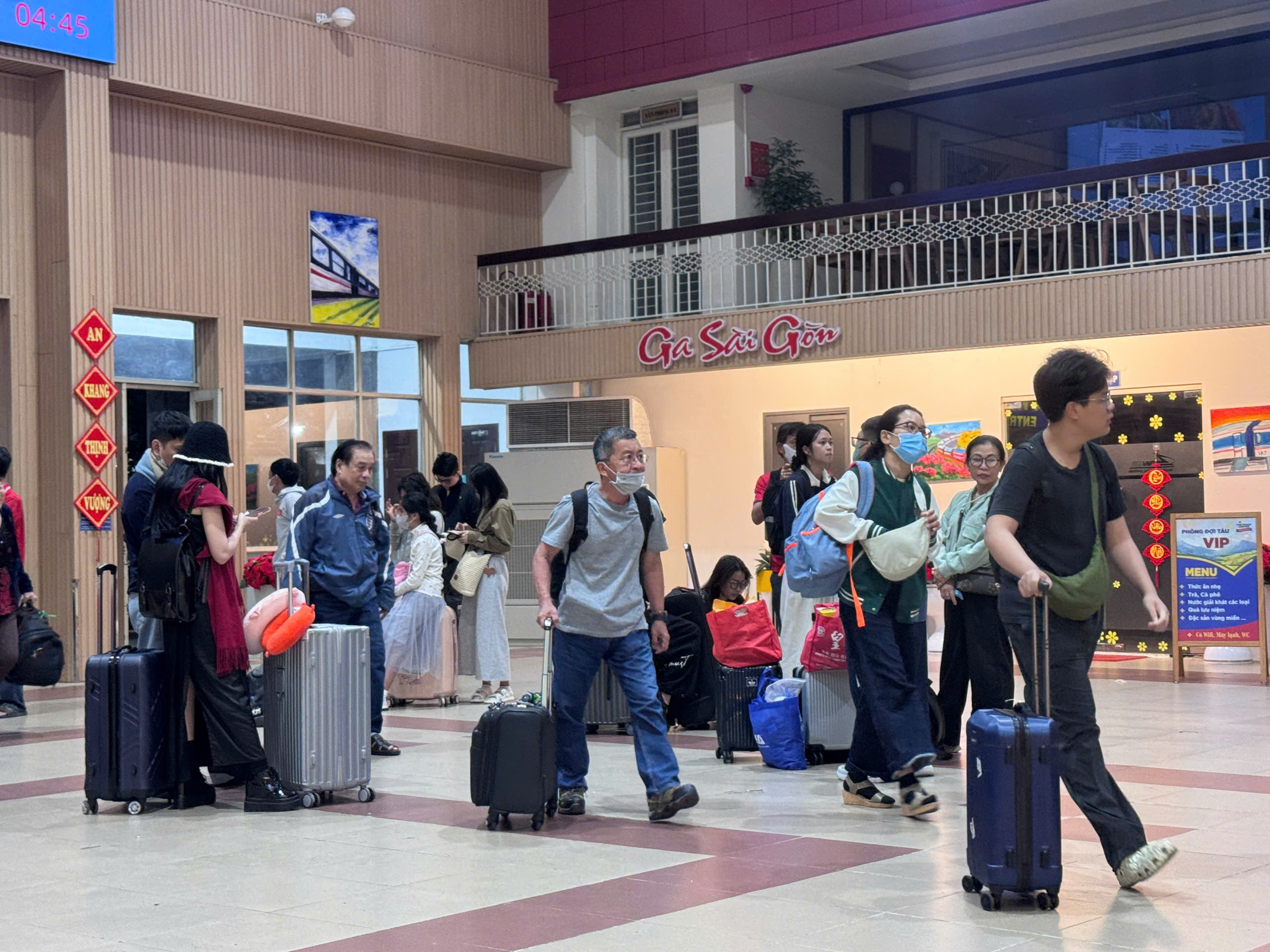 M&ugrave;ng 5 Tết, s&acirc;n bay T&acirc;n Sơn Nhất phục vụ gần 170.000 kh&aacute;ch, giao th&ocirc;ng "n&oacute;ng" trở lại- Ảnh 3.