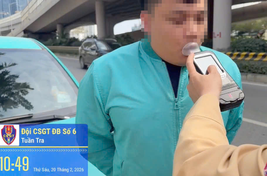 H&agrave; Nội: Li&ecirc;n tiếp ph&aacute;t hiện t&agrave;i xế taxi c&ocirc;ng nghệ v&agrave; xe kh&aacute;ch vi phạm nồng độ cồn- Ảnh 1.