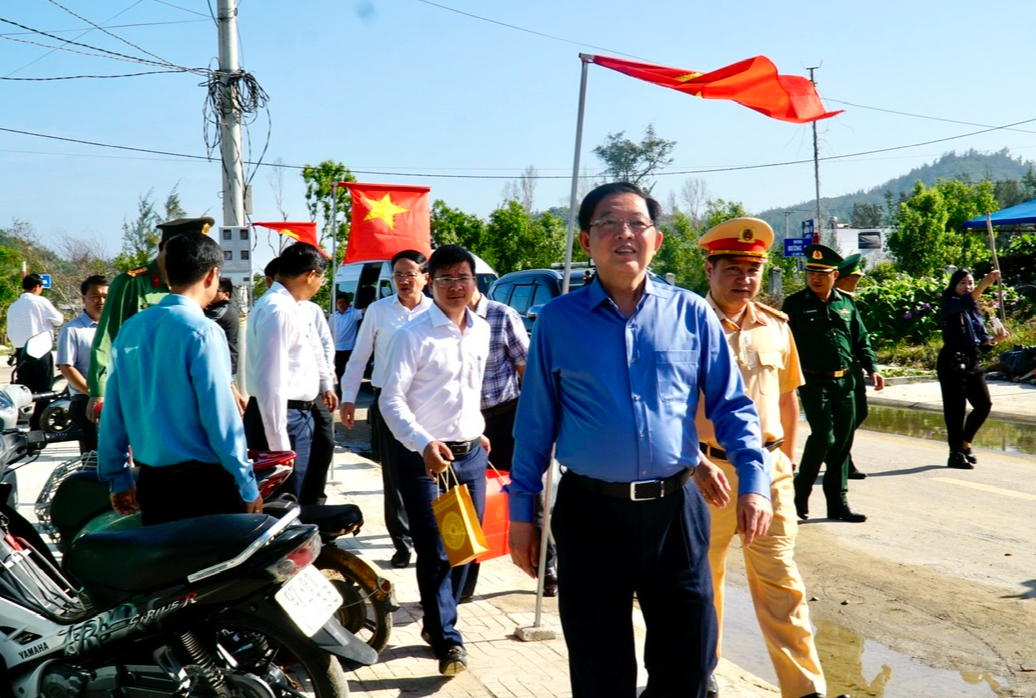 Phó Thủ tướng Hồ Quốc Dũng kiểm tra kết quả xây dựng nhà trong "Chiến dịch Quang Trung"- Ảnh 4. Phó Thủ tướng Hồ Quốc Dũng kiểm tra kết quả xây dựng nhà trong "Chiến dịch Quang Trung"- Ảnh 4.