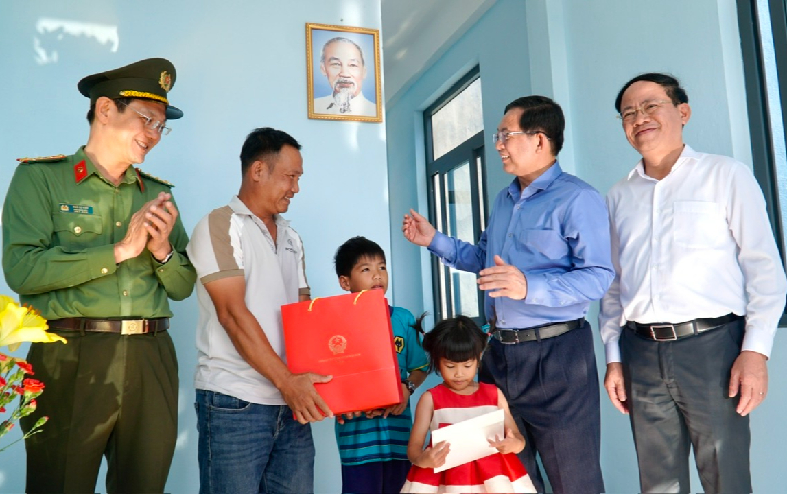 Phó Thủ tướng Hồ Quốc Dũng kiểm tra kết quả xây dựng nhà trong "Chiến dịch Quang Trung"- Ảnh 3. Phó Thủ tướng Hồ Quốc Dũng kiểm tra kết quả xây dựng nhà trong "Chiến dịch Quang Trung"- Ảnh 3.