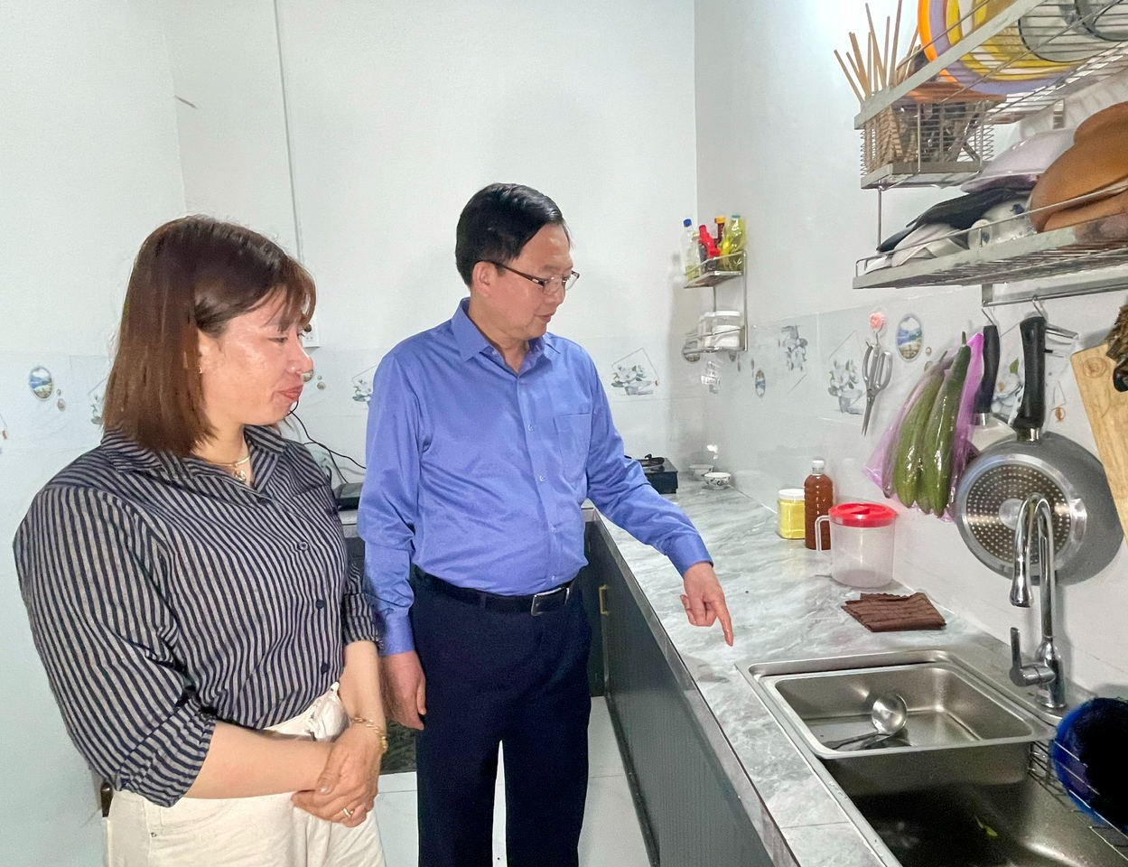 Phó Thủ tướng Hồ Quốc Dũng kiểm tra kết quả xây dựng nhà trong "Chiến dịch Quang Trung"- Ảnh 6. Phó Thủ tướng Hồ Quốc Dũng kiểm tra kết quả xây dựng nhà trong "Chiến dịch Quang Trung"- Ảnh 6.