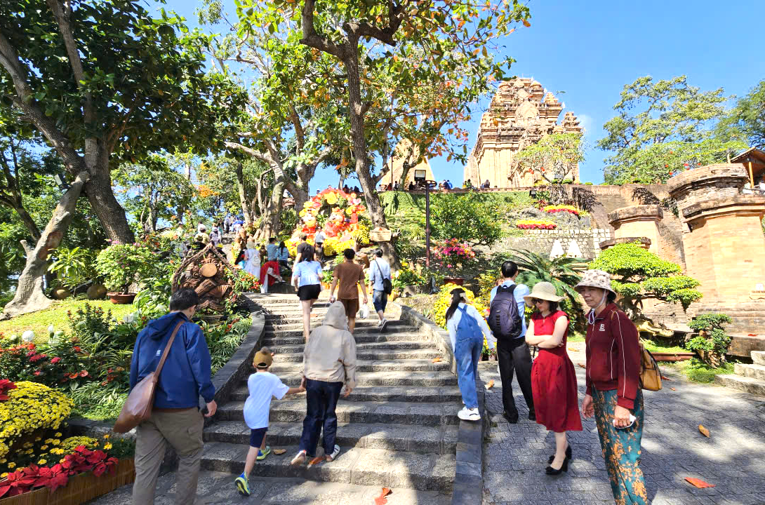 Kh&aacute;nh H&ograve;a thu 2.200 tỷ đồng từ du lịch dịp Tết B&iacute;nh Ngọ 2026- Ảnh 1.