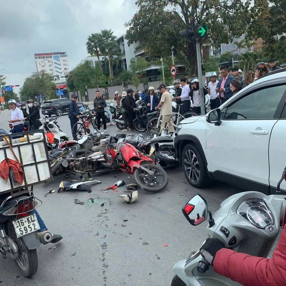 &Ocirc; t&ocirc; đ&acirc;m li&ecirc;n ho&agrave;n 12 xe m&aacute;y đang chờ đ&egrave;n đỏ ở Hải Ph&ograve;ng, nhiều người bị thương- Ảnh 2.
