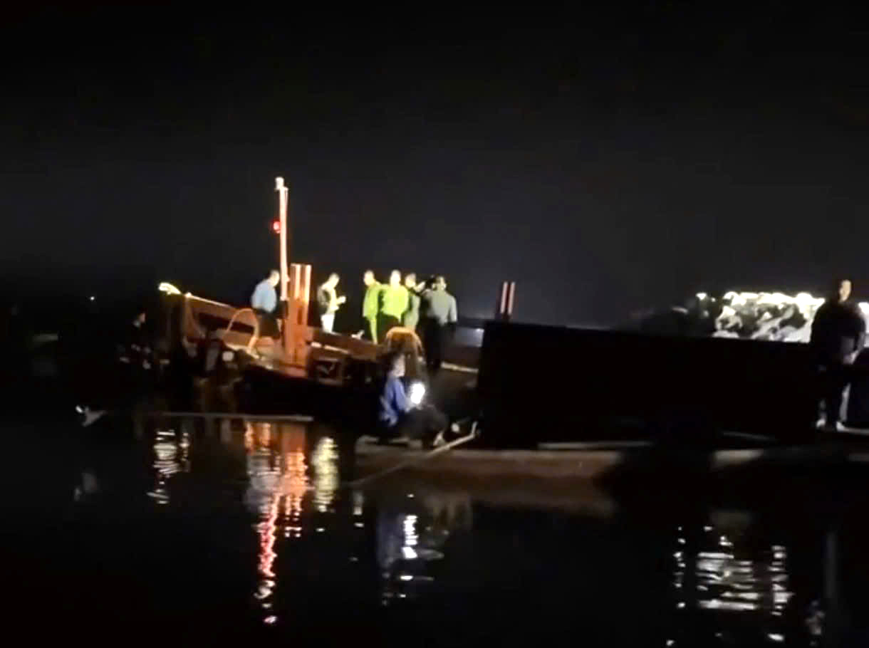 Lào Cai: Lật tàu chở khách trên hồ Thác Bà, 6 người mất tích- Ảnh 1. Lào Cai: Lật tàu chở khách trên hồ Thác Bà, 6 người mất tích- Ảnh 1.