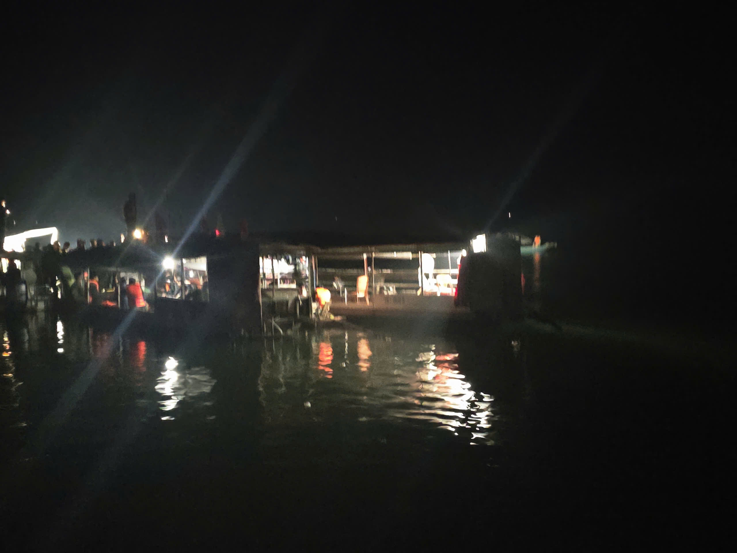 Xuyên đêm tìm kiếm 6 người mất tích trong vụ lật tàu trên hồ Thác Bà ở Lào Cai- Ảnh 5. Xuyên đêm tìm kiếm 6 người mất tích trong vụ lật tàu trên hồ Thác Bà ở Lào Cai- Ảnh 5.