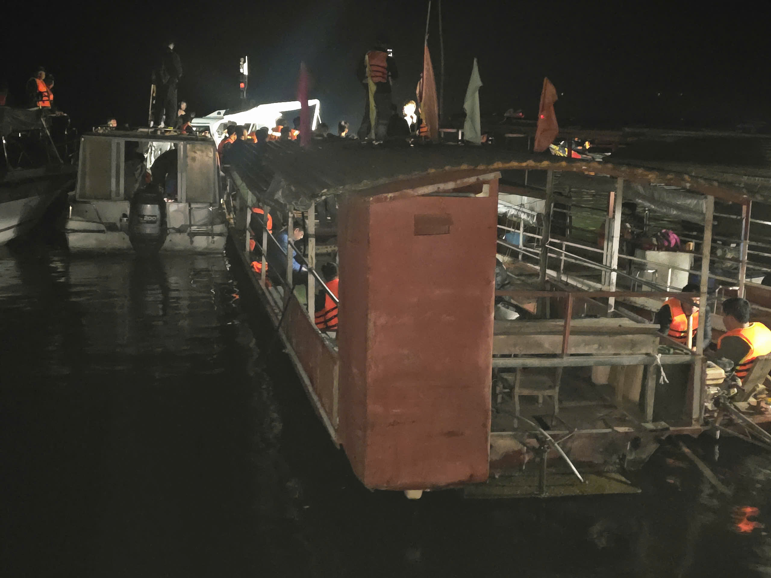 Xuyên đêm tìm kiếm 6 người mất tích trong vụ lật tàu trên hồ Thác Bà ở Lào Cai- Ảnh 4. Xuyên đêm tìm kiếm 6 người mất tích trong vụ lật tàu trên hồ Thác Bà ở Lào Cai- Ảnh 4.