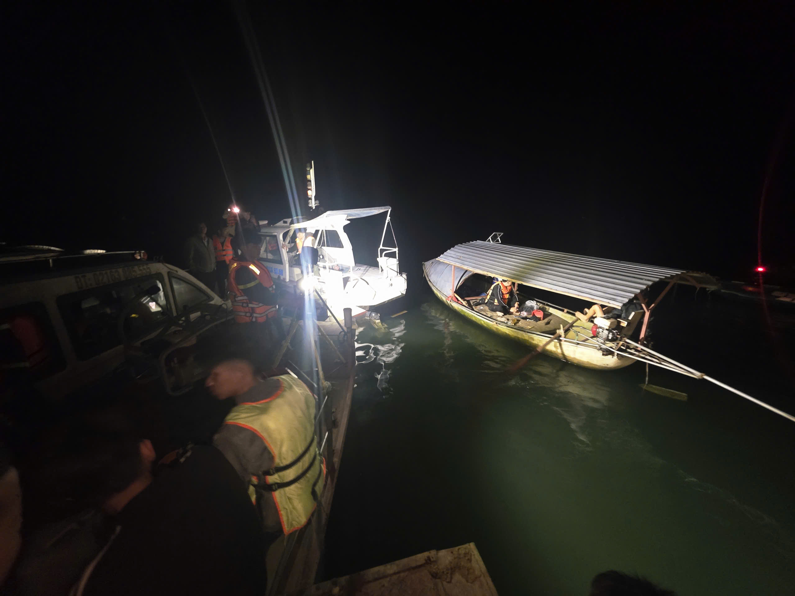 Xuyên đêm tìm kiếm 6 người mất tích trong vụ lật tàu trên hồ Thác Bà ở Lào Cai- Ảnh 11. Xuyên đêm tìm kiếm 6 người mất tích trong vụ lật tàu trên hồ Thác Bà ở Lào Cai- Ảnh 11.