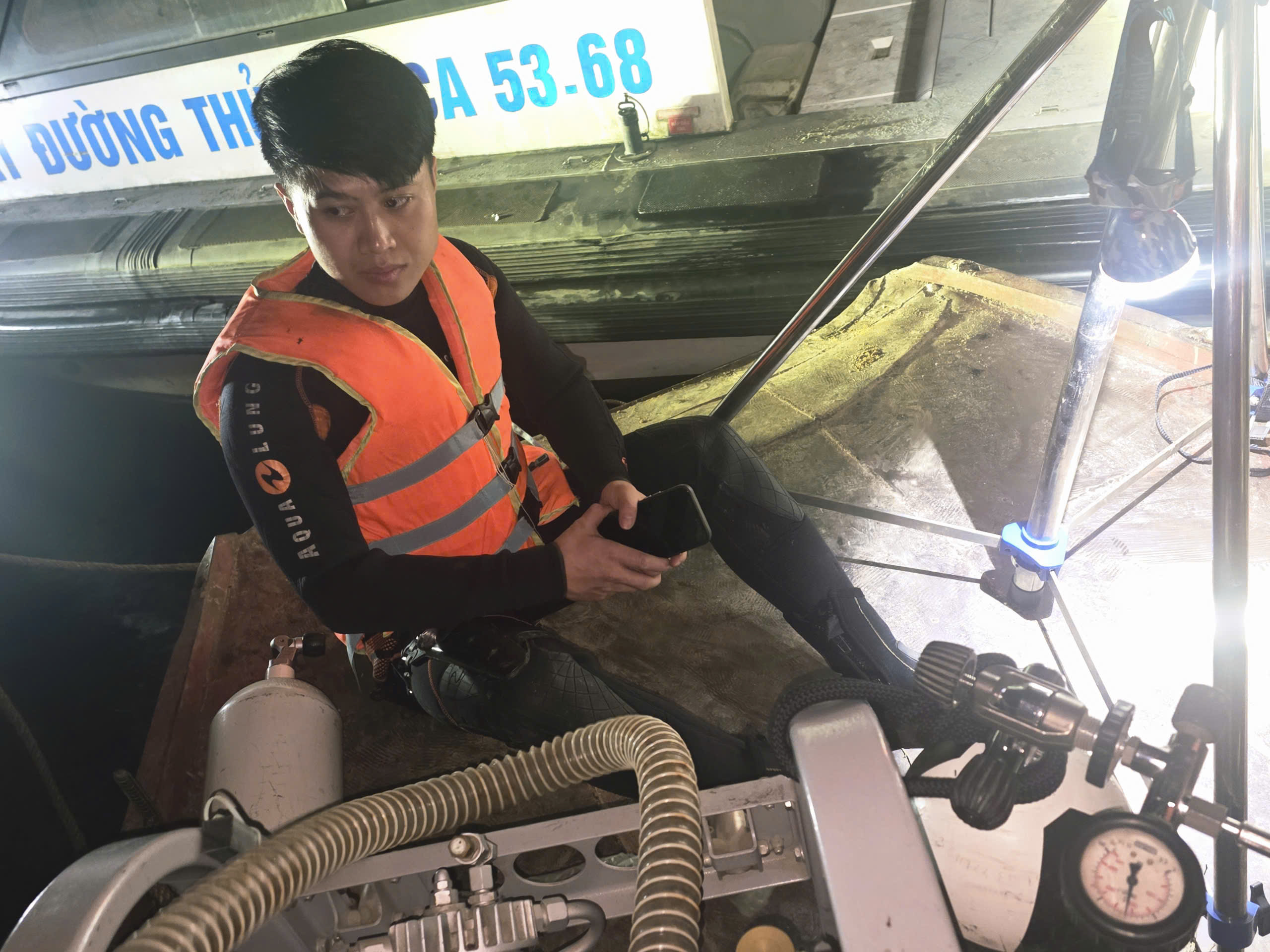 Xuyên đêm tìm kiếm 6 người mất tích trong vụ lật tàu trên hồ Thác Bà ở Lào Cai- Ảnh 8. Xuyên đêm tìm kiếm 6 người mất tích trong vụ lật tàu trên hồ Thác Bà ở Lào Cai- Ảnh 8.