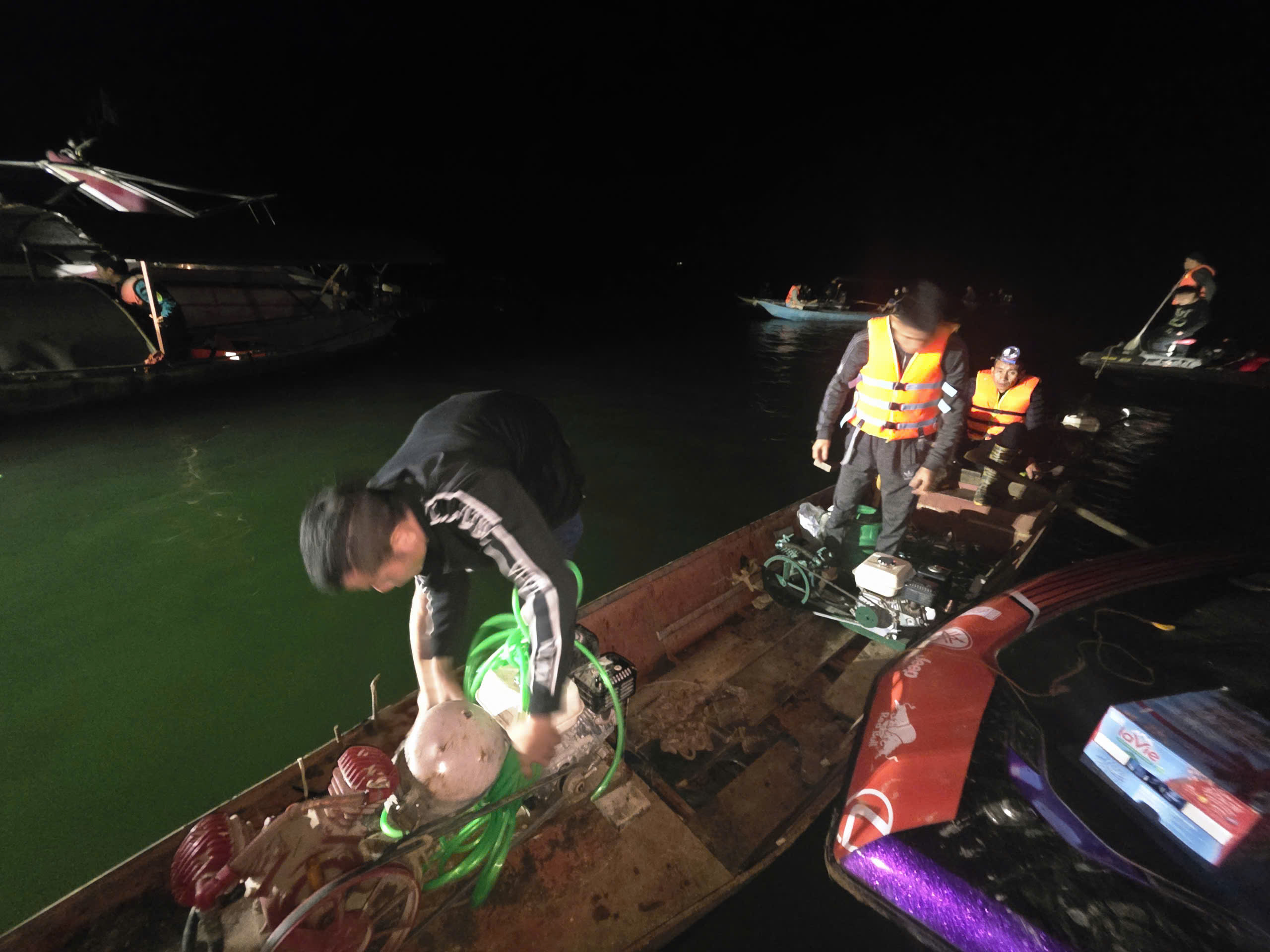 Xuyên đêm tìm kiếm 6 người mất tích trong vụ lật tàu trên hồ Thác Bà ở Lào Cai- Ảnh 7. Xuyên đêm tìm kiếm 6 người mất tích trong vụ lật tàu trên hồ Thác Bà ở Lào Cai- Ảnh 7.