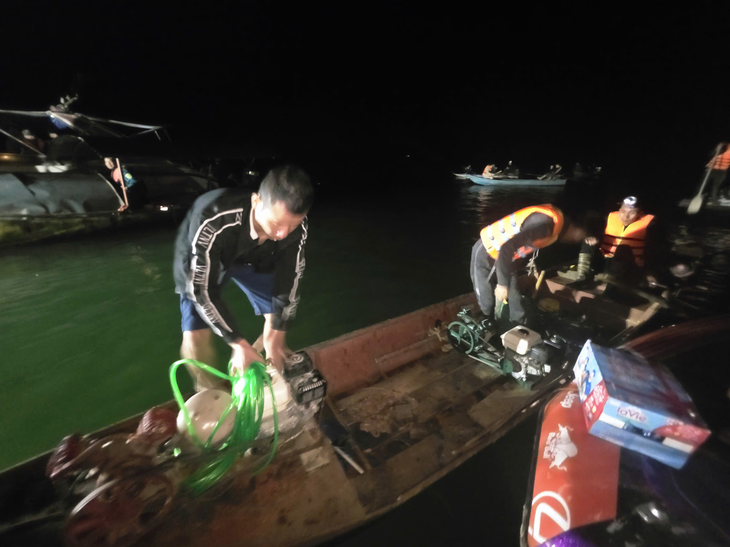 Xuyên đêm tìm kiếm 6 người mất tích trong vụ lật tàu trên hồ Thác Bà ở Lào Cai- Ảnh 10. Xuyên đêm tìm kiếm 6 người mất tích trong vụ lật tàu trên hồ Thác Bà ở Lào Cai- Ảnh 10.